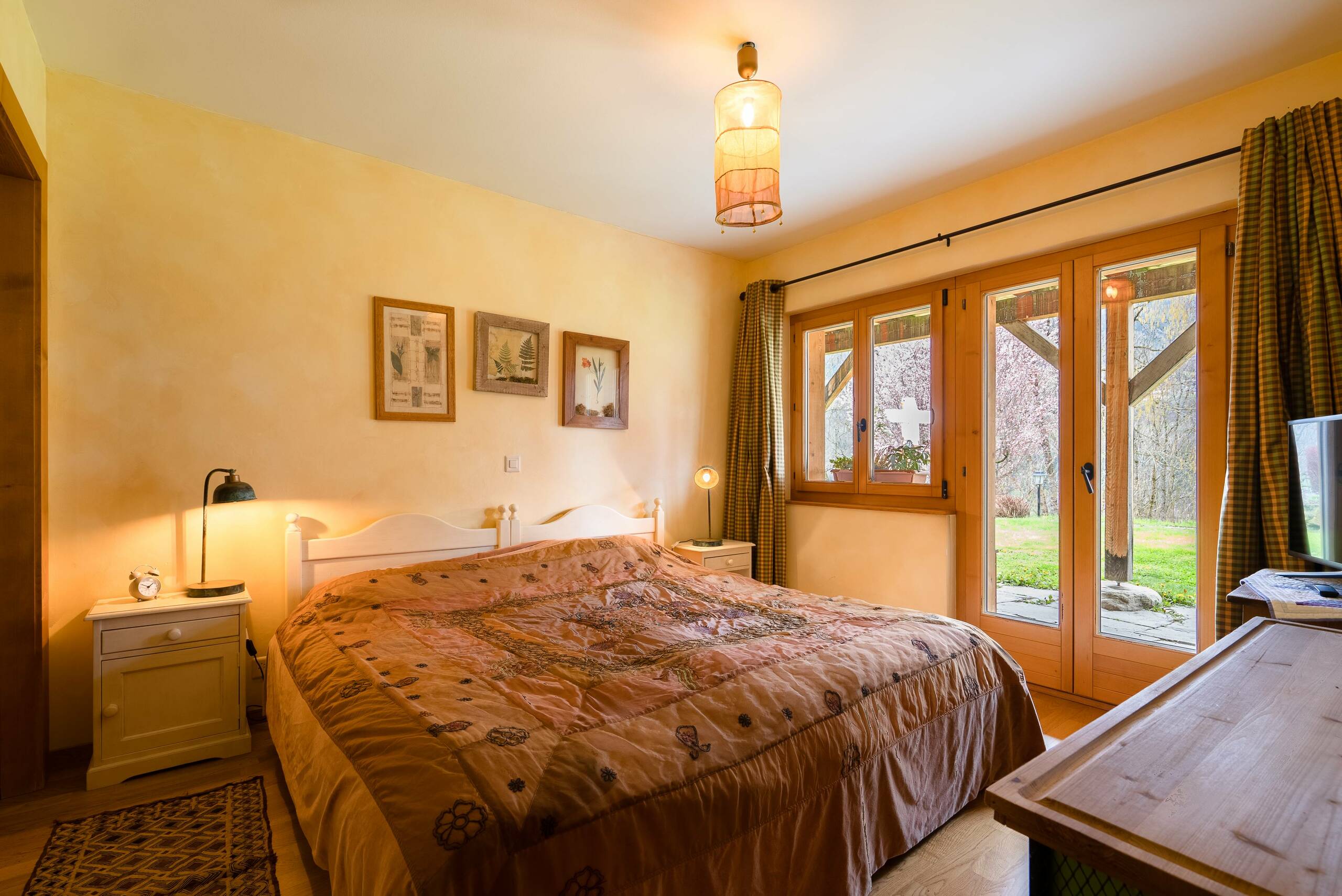 Vue intérieure chambre avec accès jardin – Chalet La Tsombe à vendre Verbier