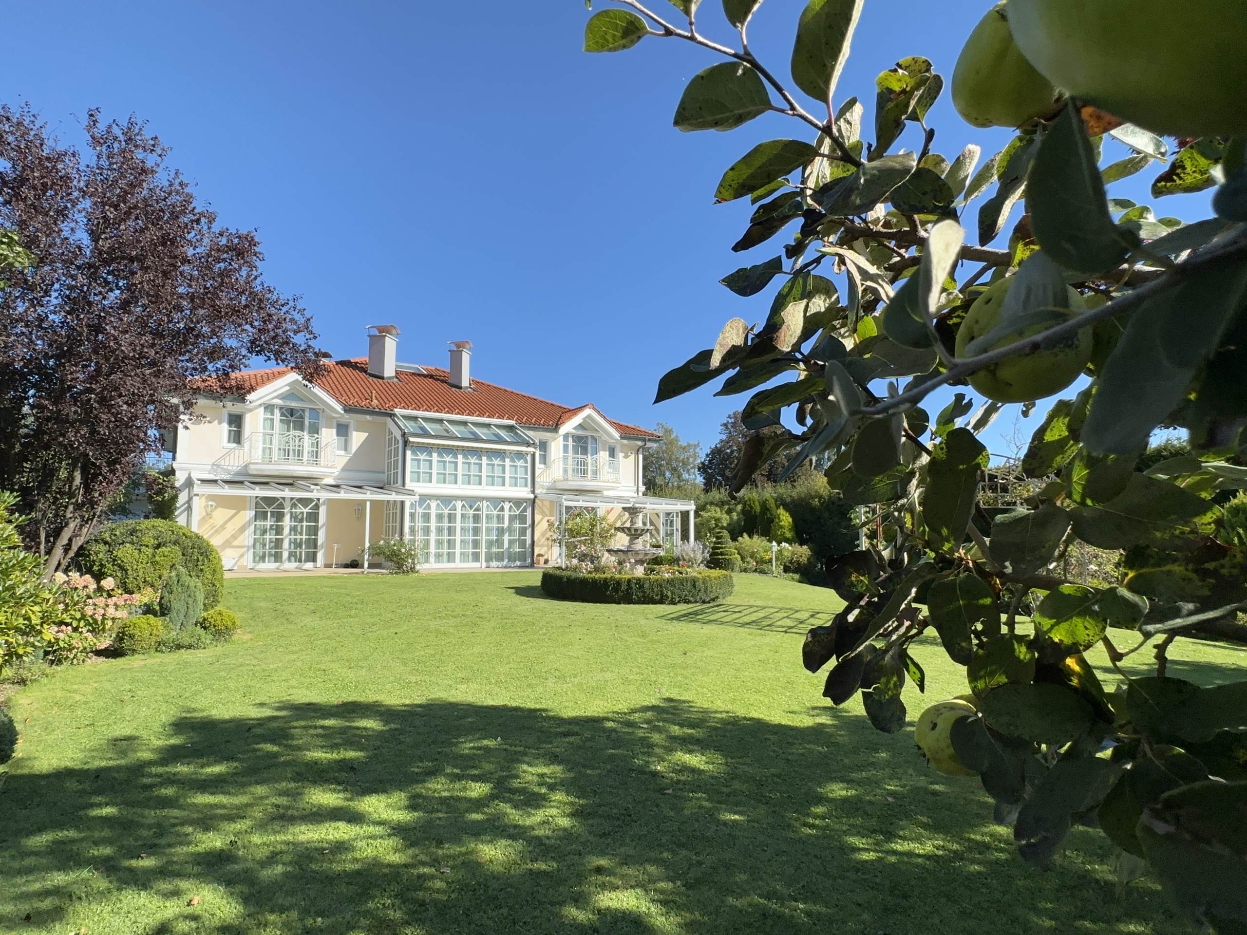 Exklusiv und herrschaftlich zeigt sich diese Architektenvilla mit traumhaft schönem Umschwung.