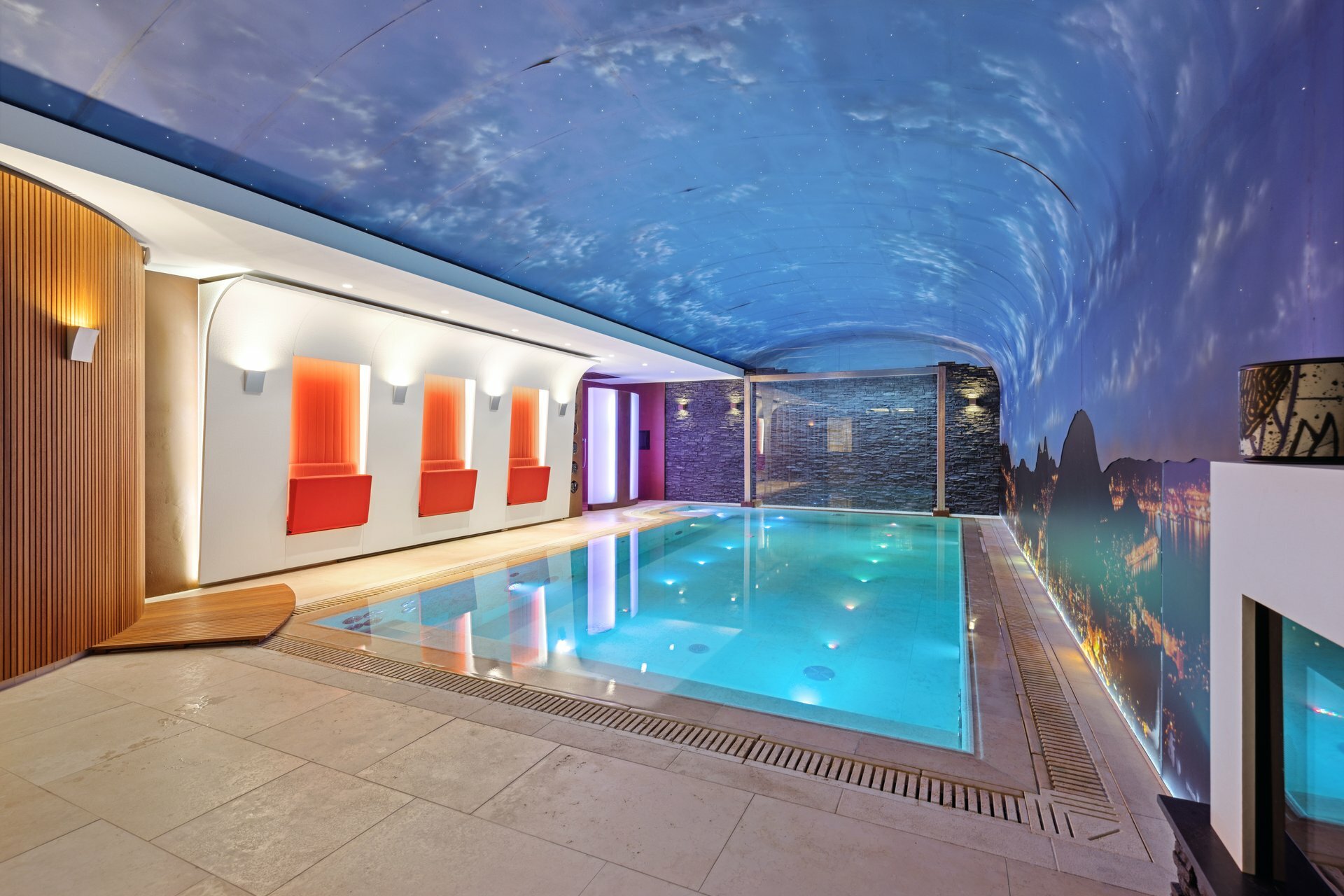 Piscine intérieure, douche, mur d'eau