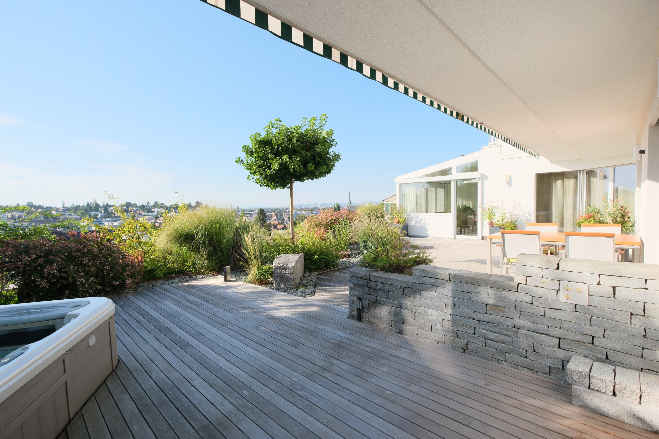 Garten mit gedeckter Sitzplatz & Whirlpool 