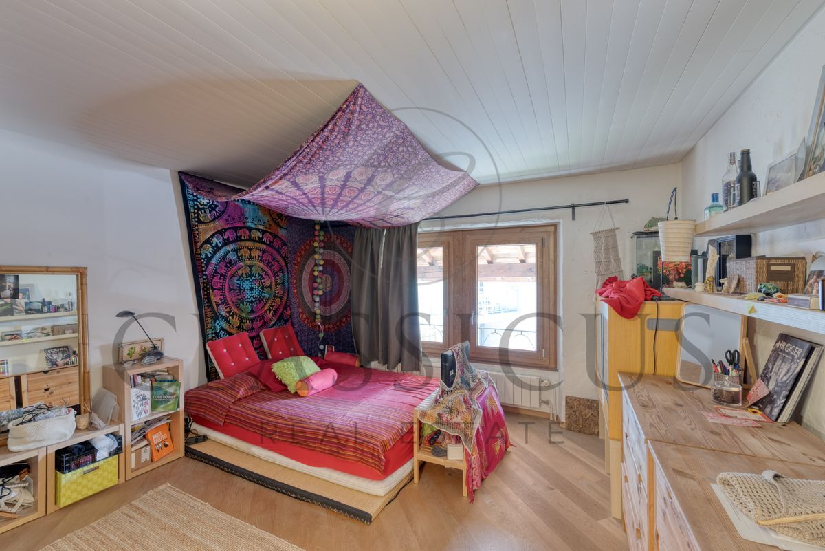 Chambre avec décoration colorée et vue sur l'extérieur.