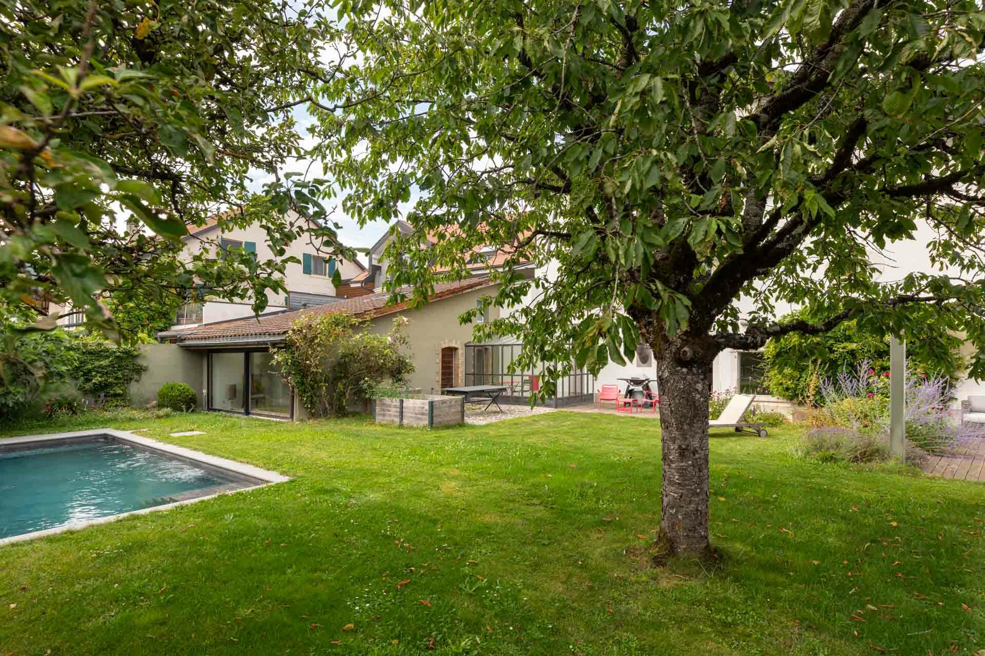 Accès jardin et piscine depuis la salle à manger Accès jardin et piscine depuis la salle à manger