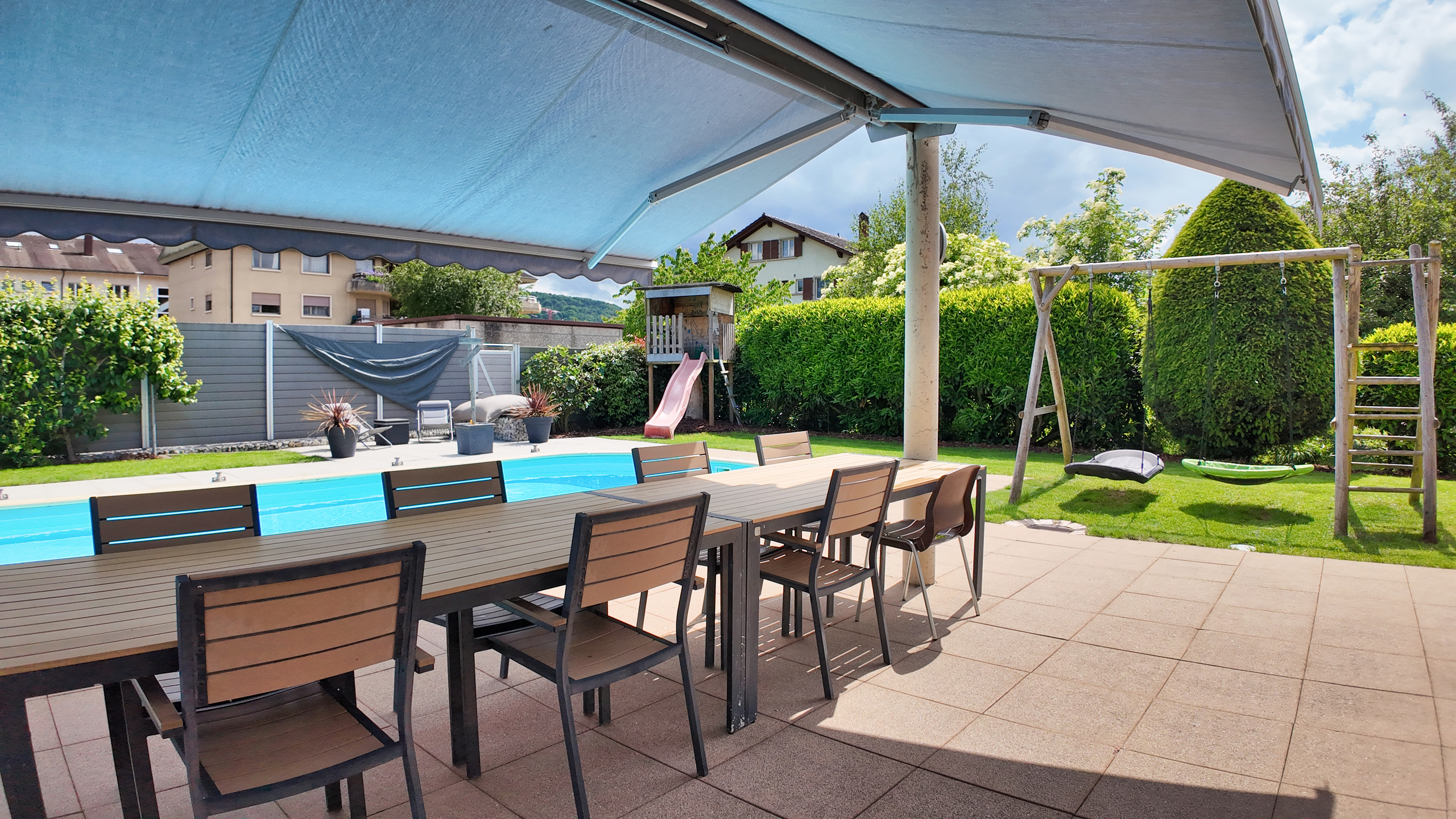 Vue extérieure - terrasse  Vue extérieure - terrasse