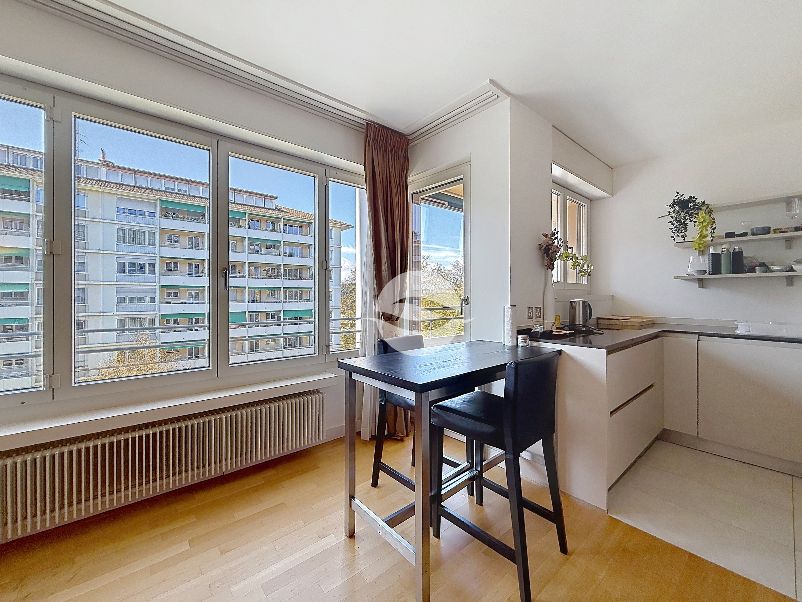 Cuisine accès au balcon