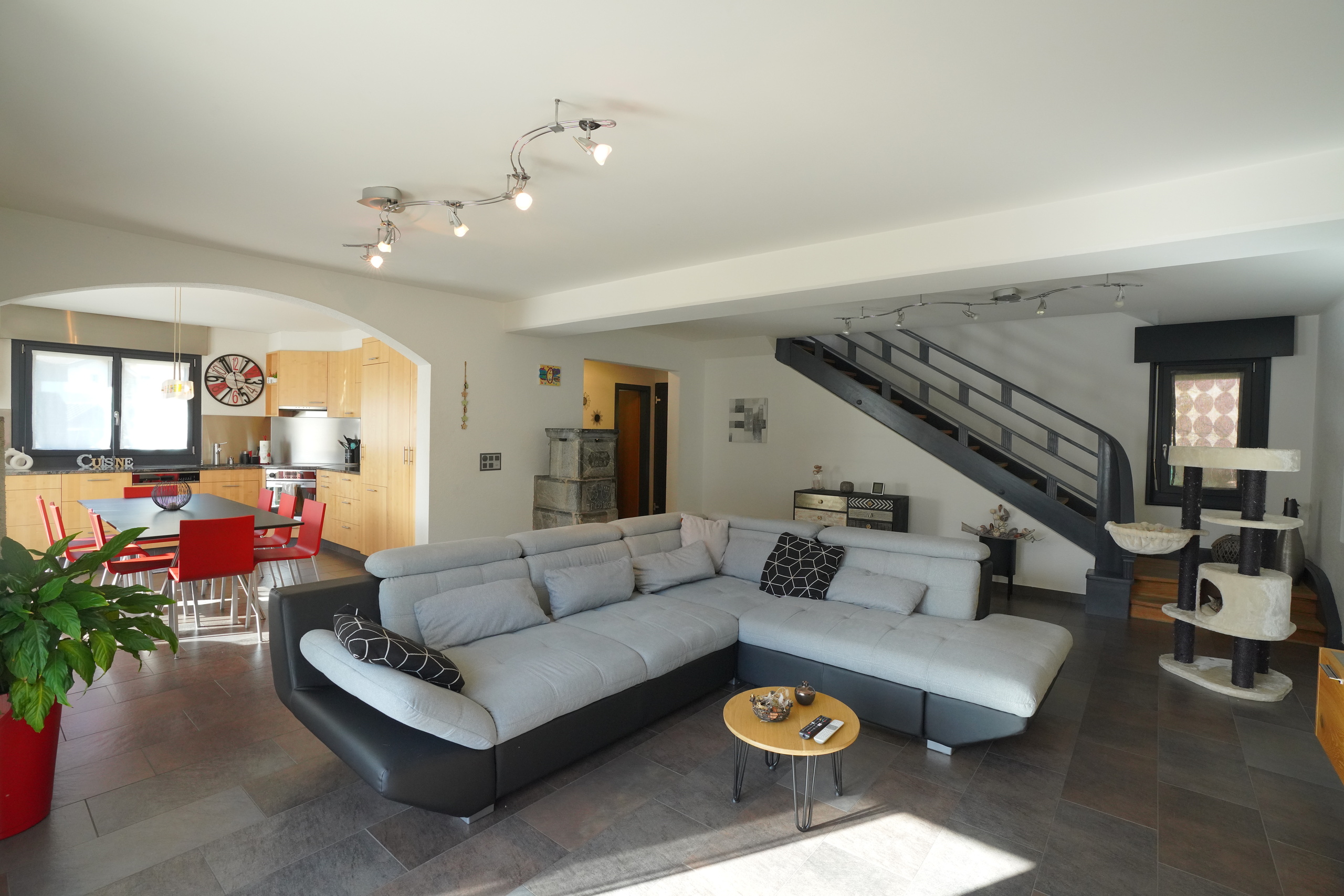 Appartement de 5.5 pièces : salon / salle à manger et cuisine