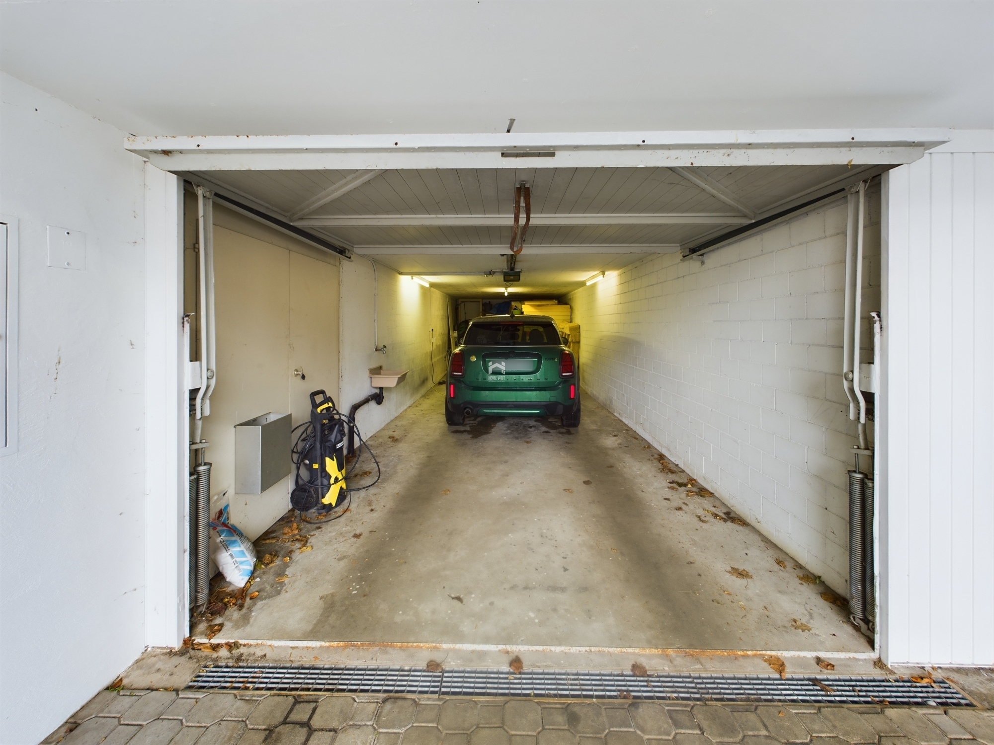 Garagenbox: Zwei Stellplätze (hintereinander) Garagenbox: Zwei Stellplätze (hintereinander)