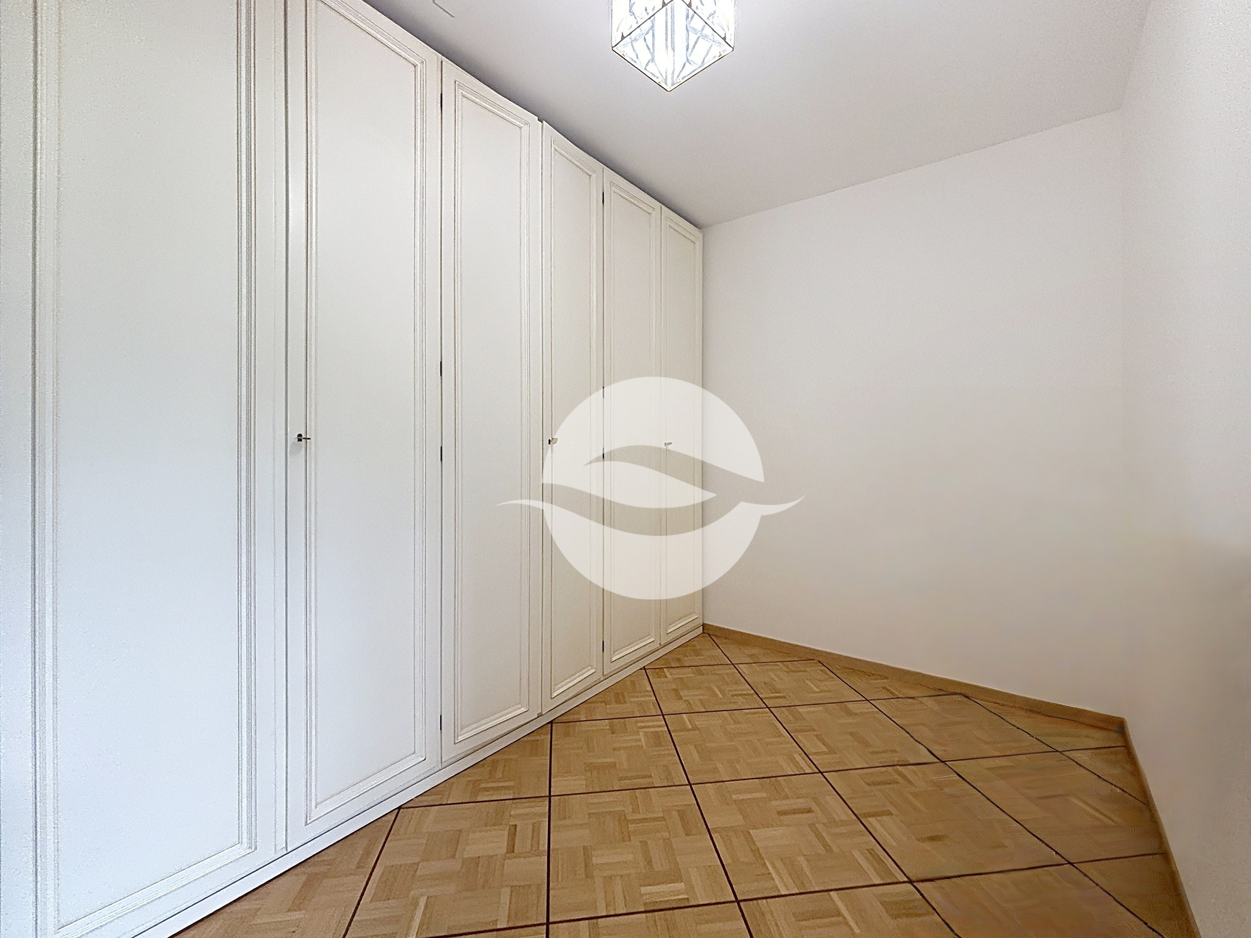 Hall nuit avec armoires