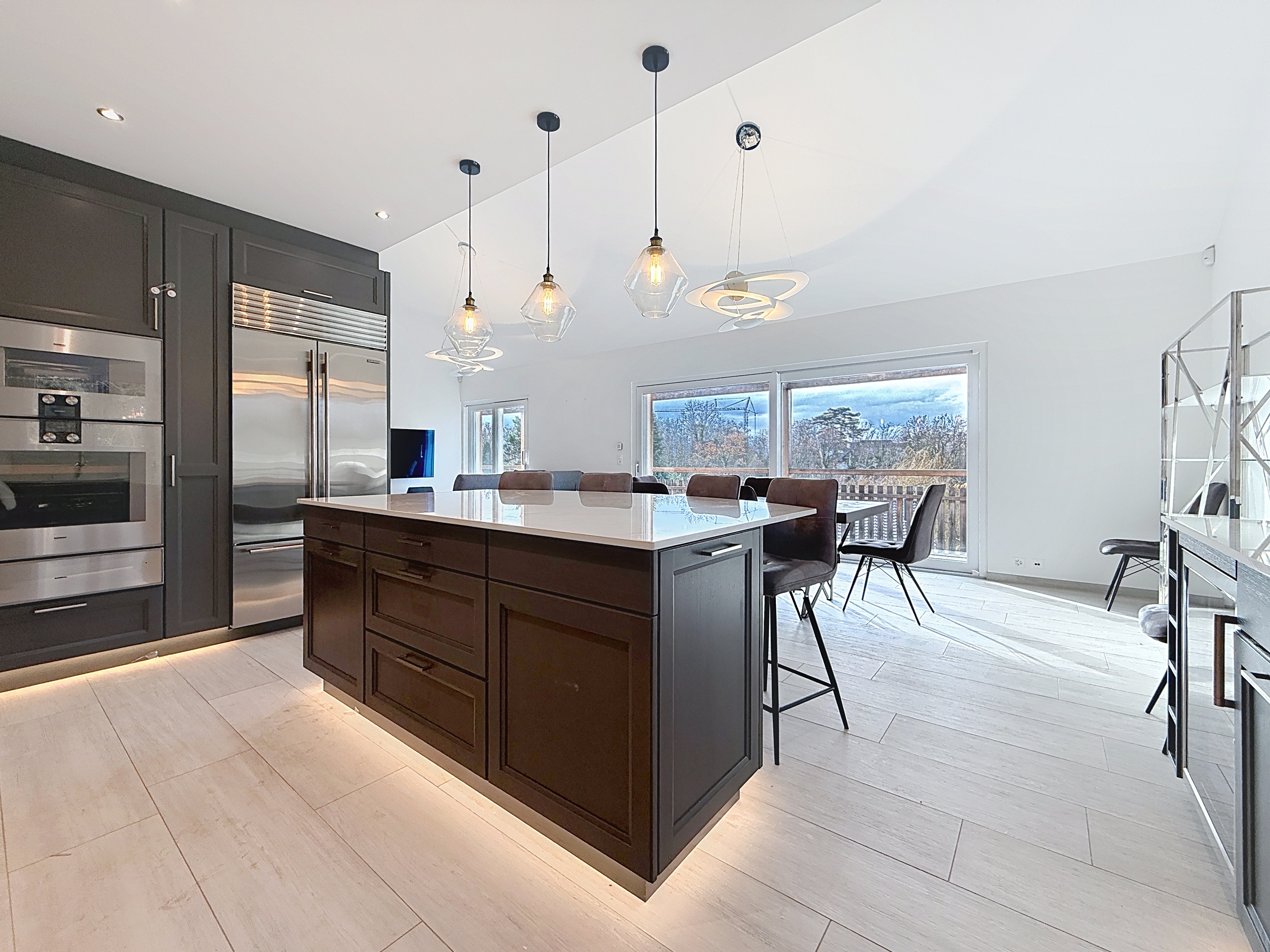 Pièce de vie avec cuisine équipée