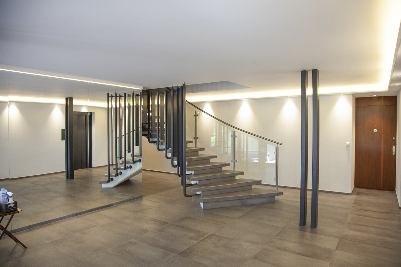 Cage escalier et entrée de l'immeuble Cage escalier et entrée de l'immeuble