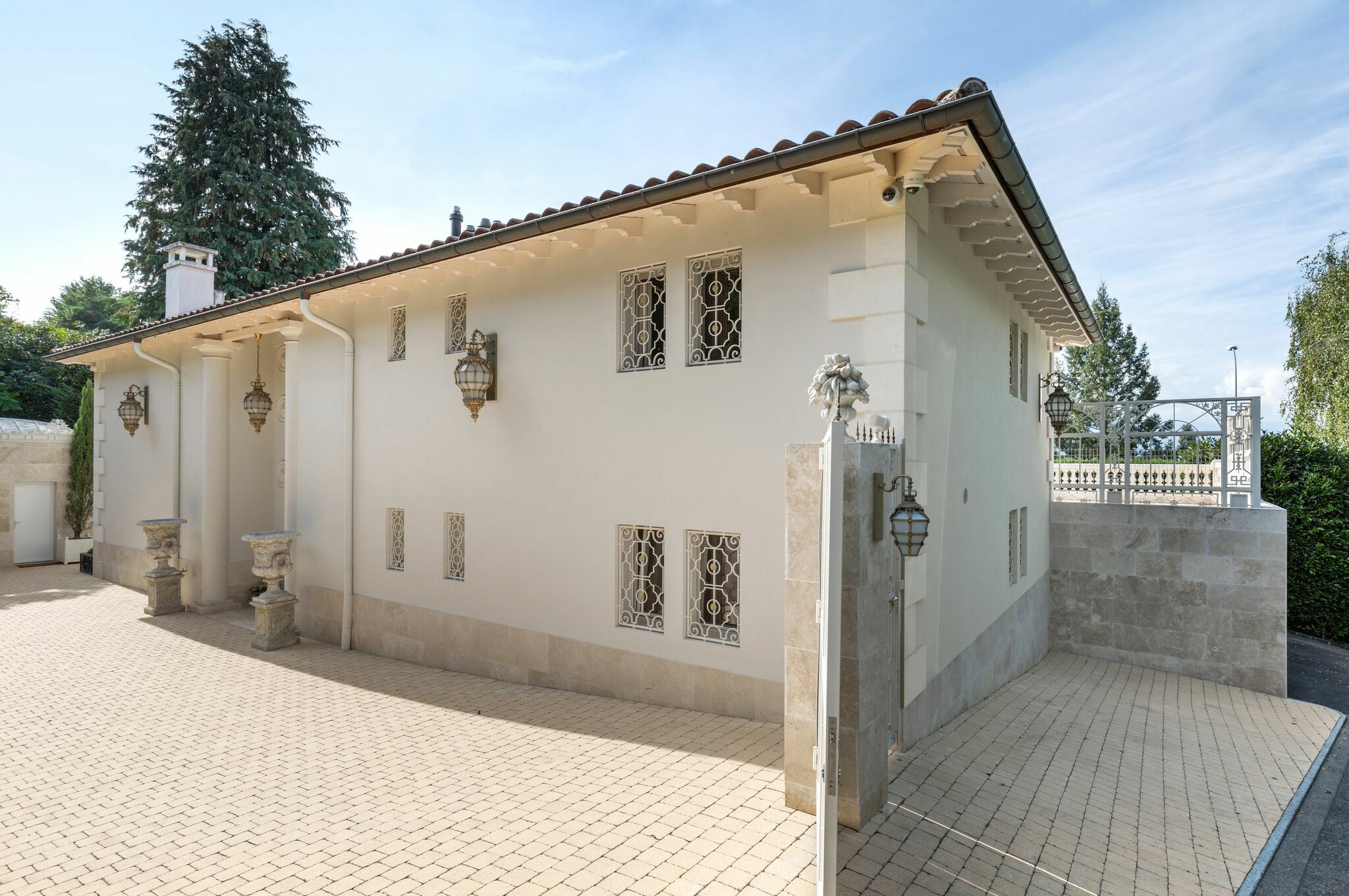 Façade d'entrée et parking extérieur
