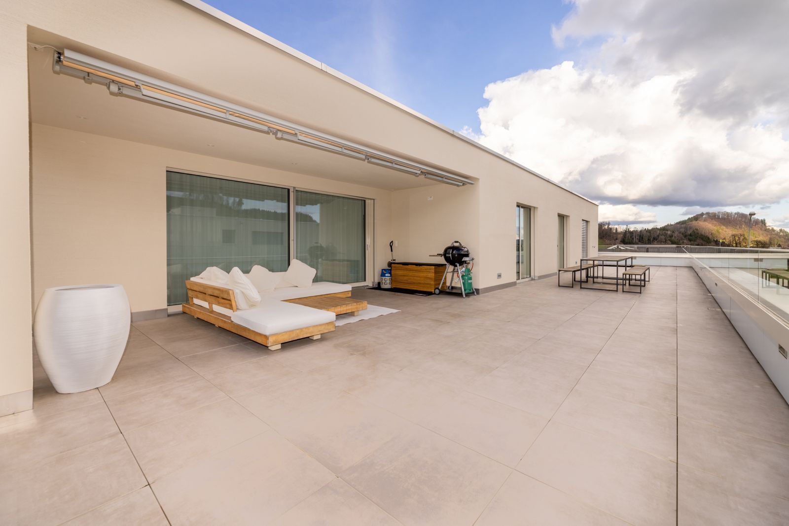 Terrasse mit gedecktem Sitzplatz