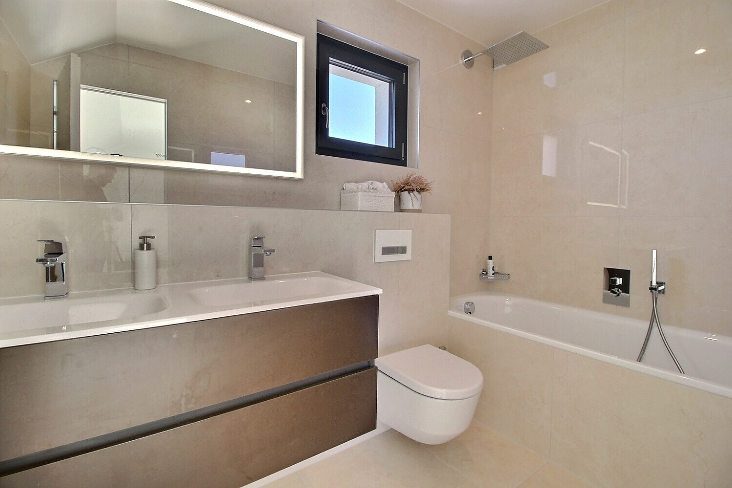 Interior view 10