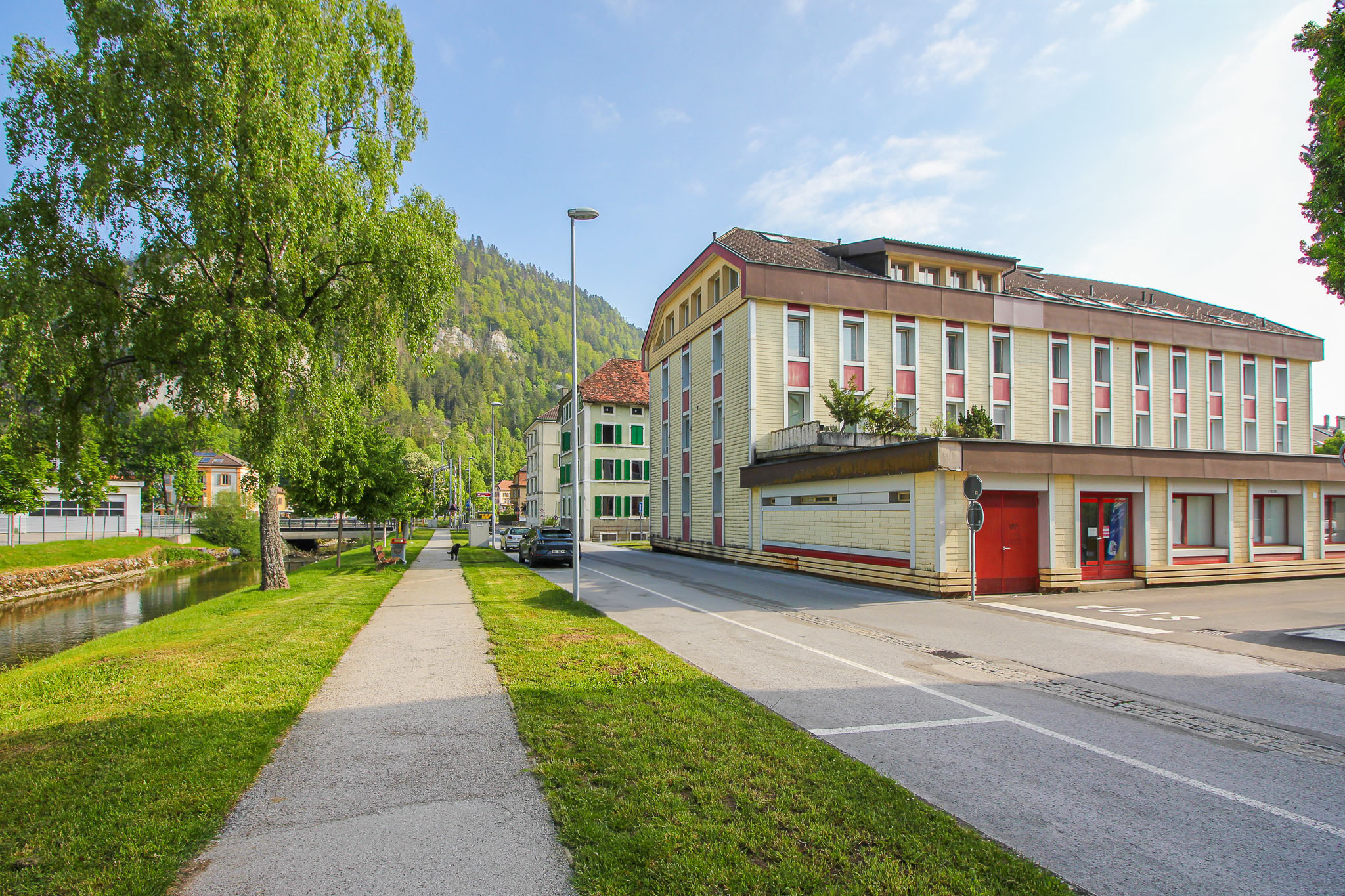 Bâtiment à proximité de la rivière