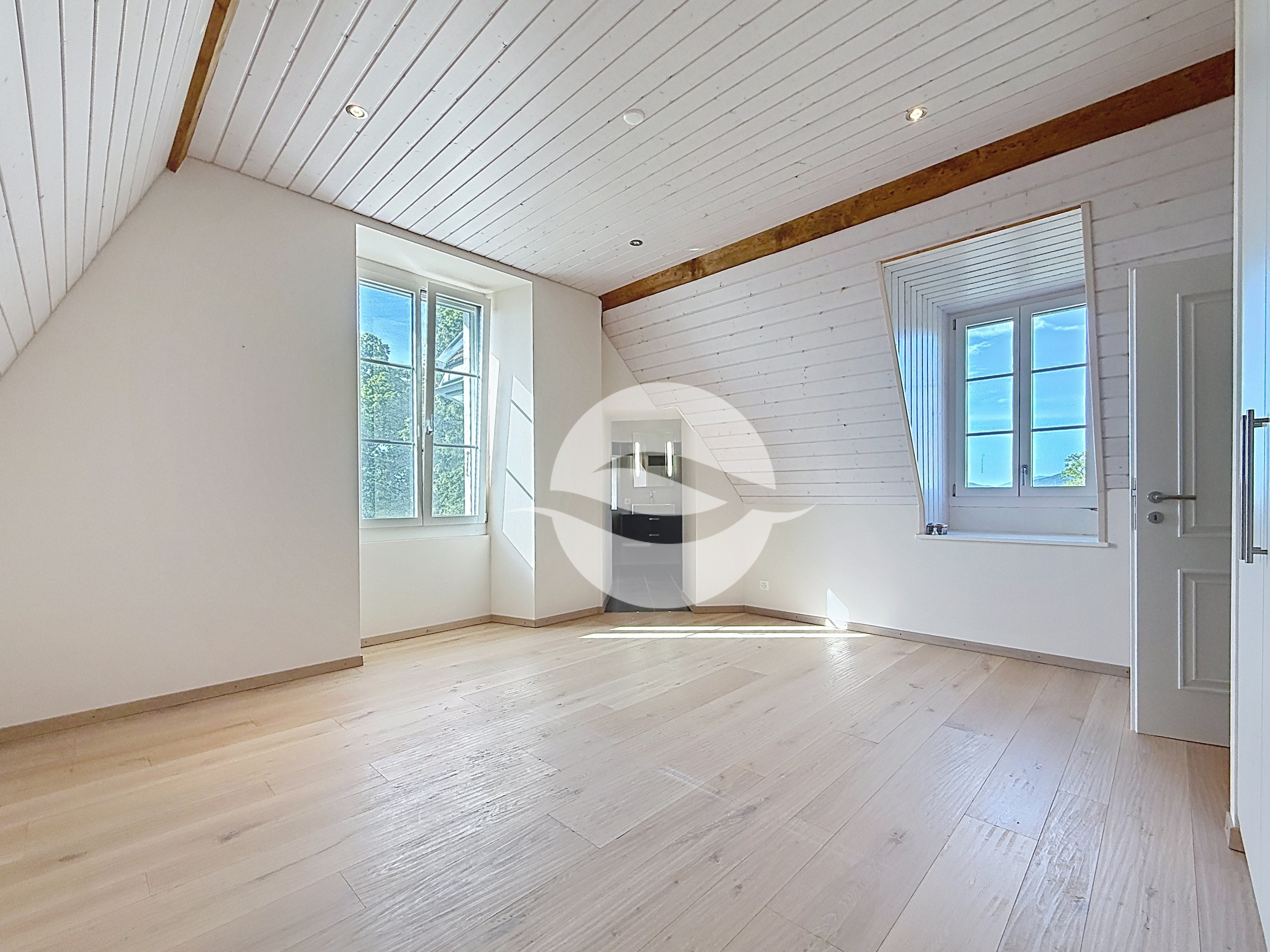 Combles : 3ème chambre avec armoires et salle de douche privée Combles : 3ème chambre avec armoires et salle de douche privée