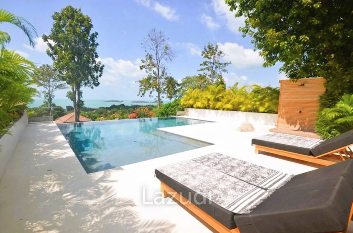 La vue sur la piscine chauffée La vue sur la piscine chauffée