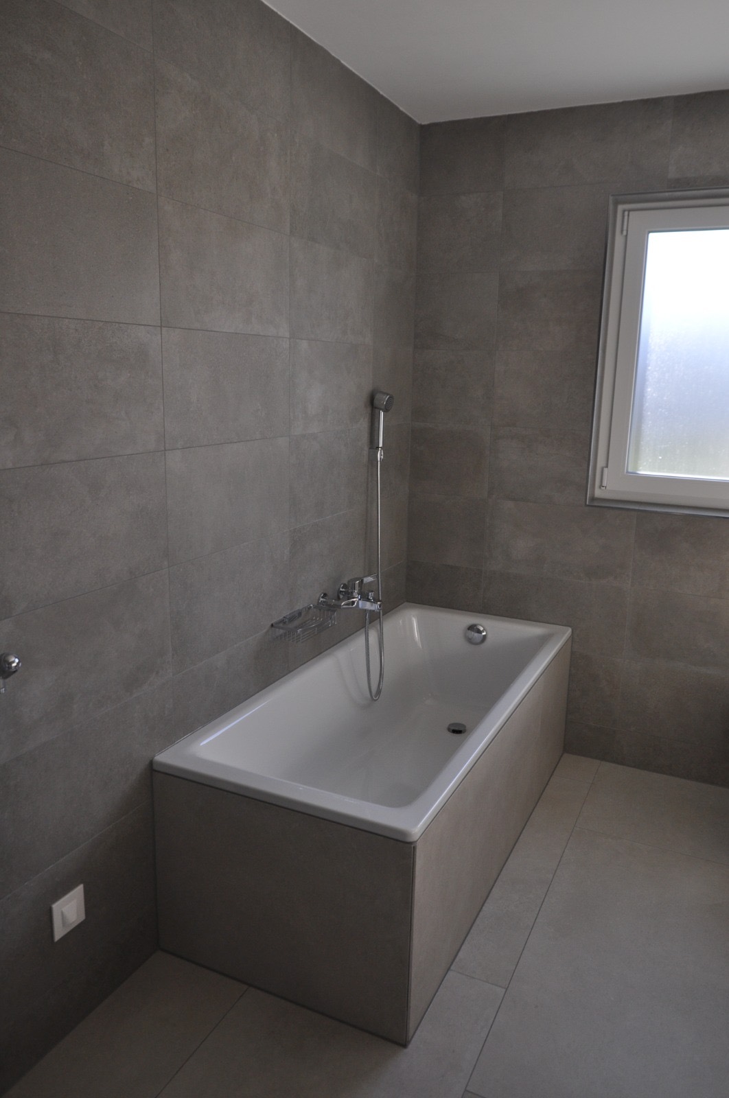 Salle de bain avec baignoire 
