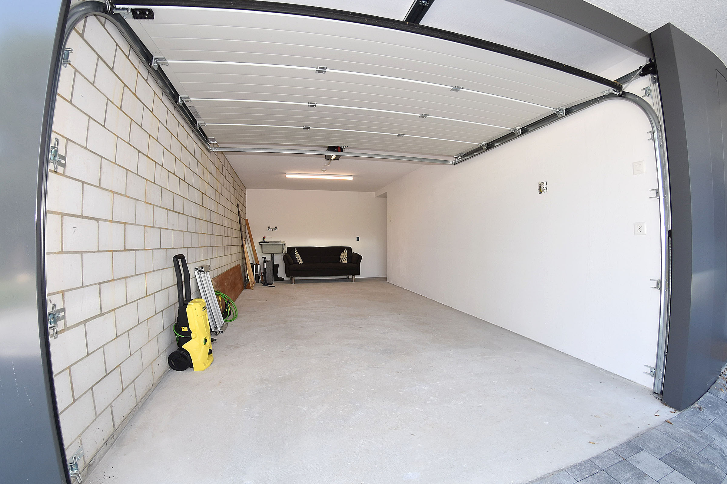 grosse Garagenbox mit zusätzlicher Staufläche grosse Garagenbox mit zusätzlicher Staufläche