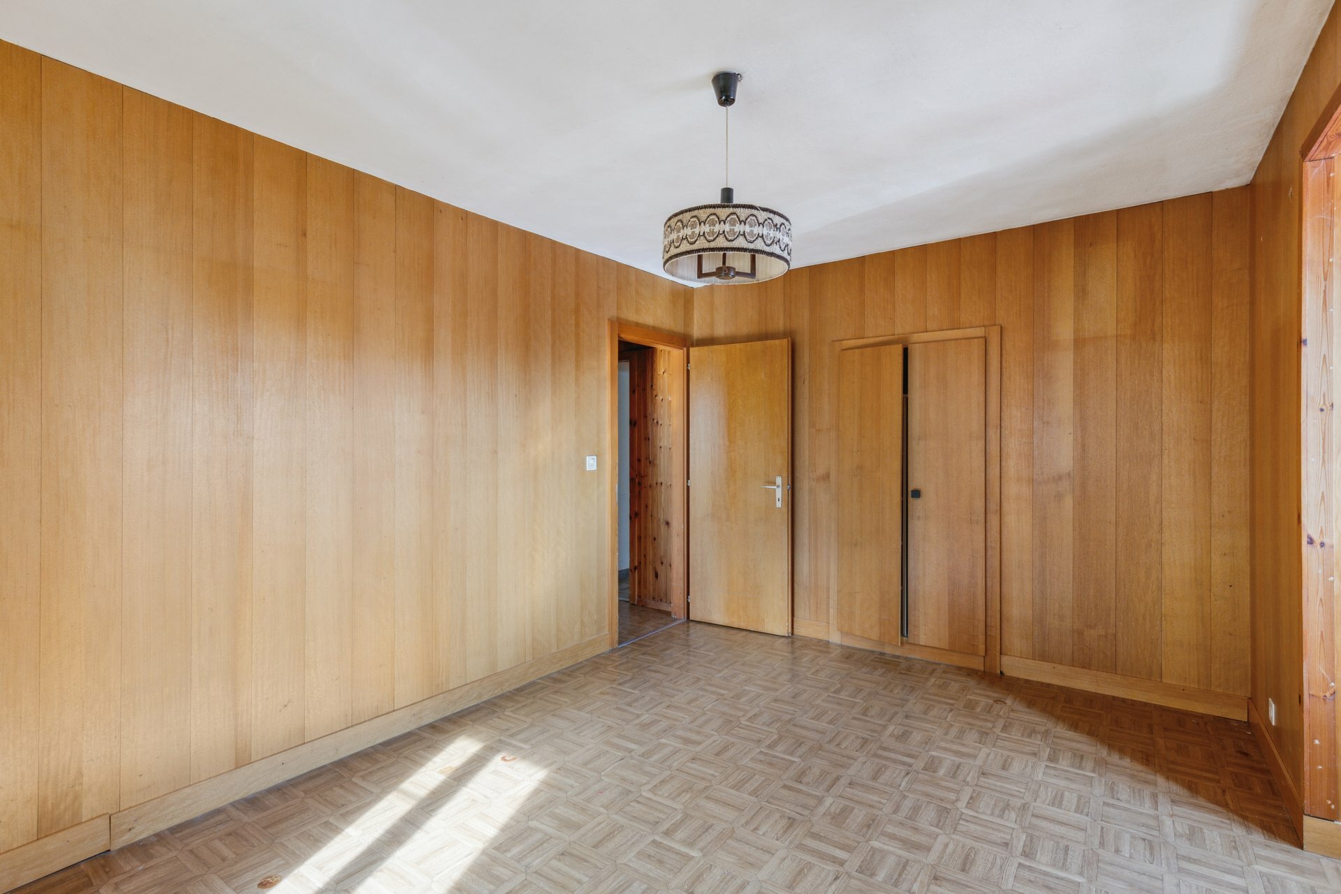 Hauptschlafzimmer mit eingebautem Stauraum