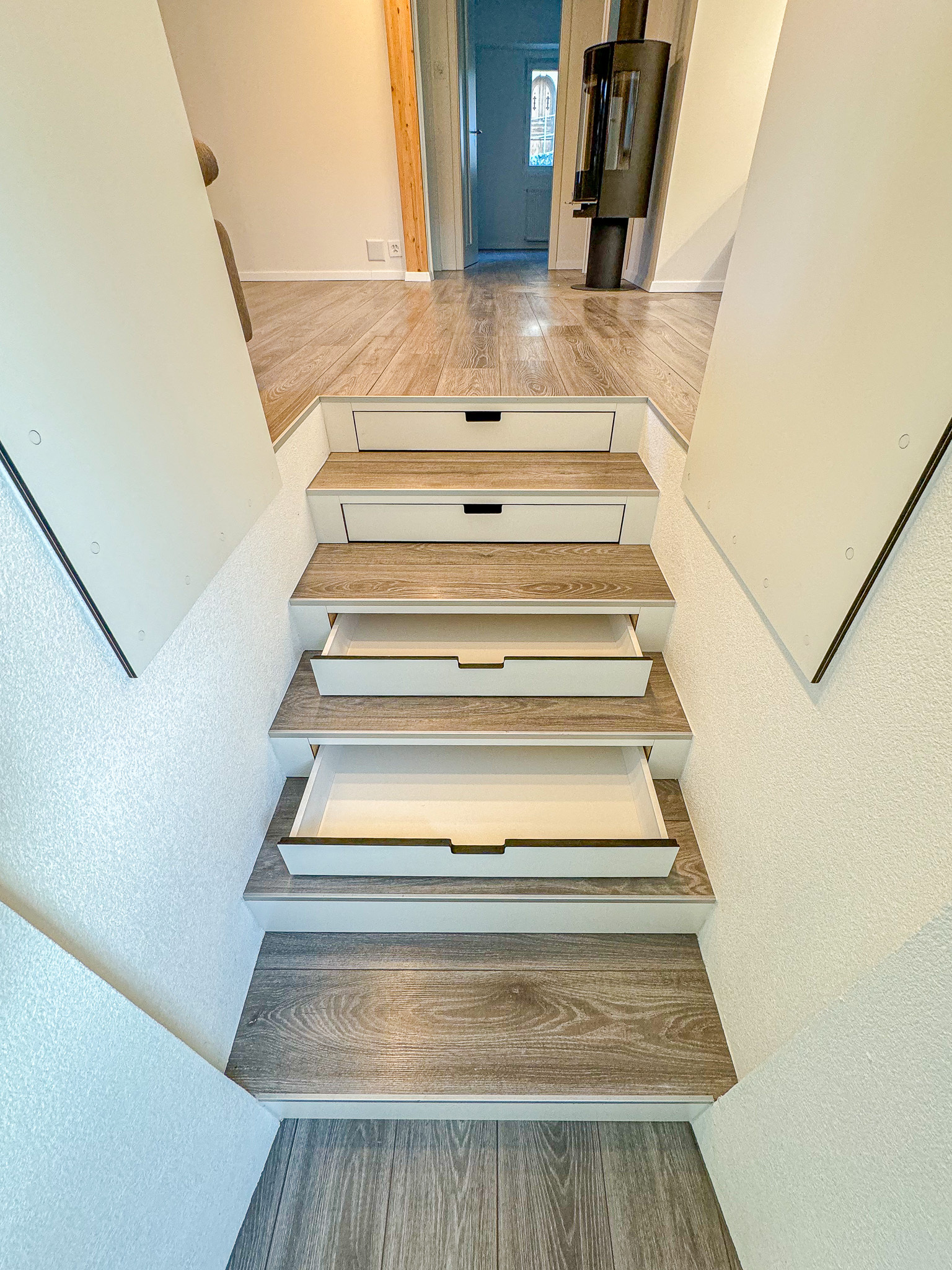Logement - accès par les escaliers avec tiroirs de rangement Logement - accès par les escaliers avec tiroirs de rangement