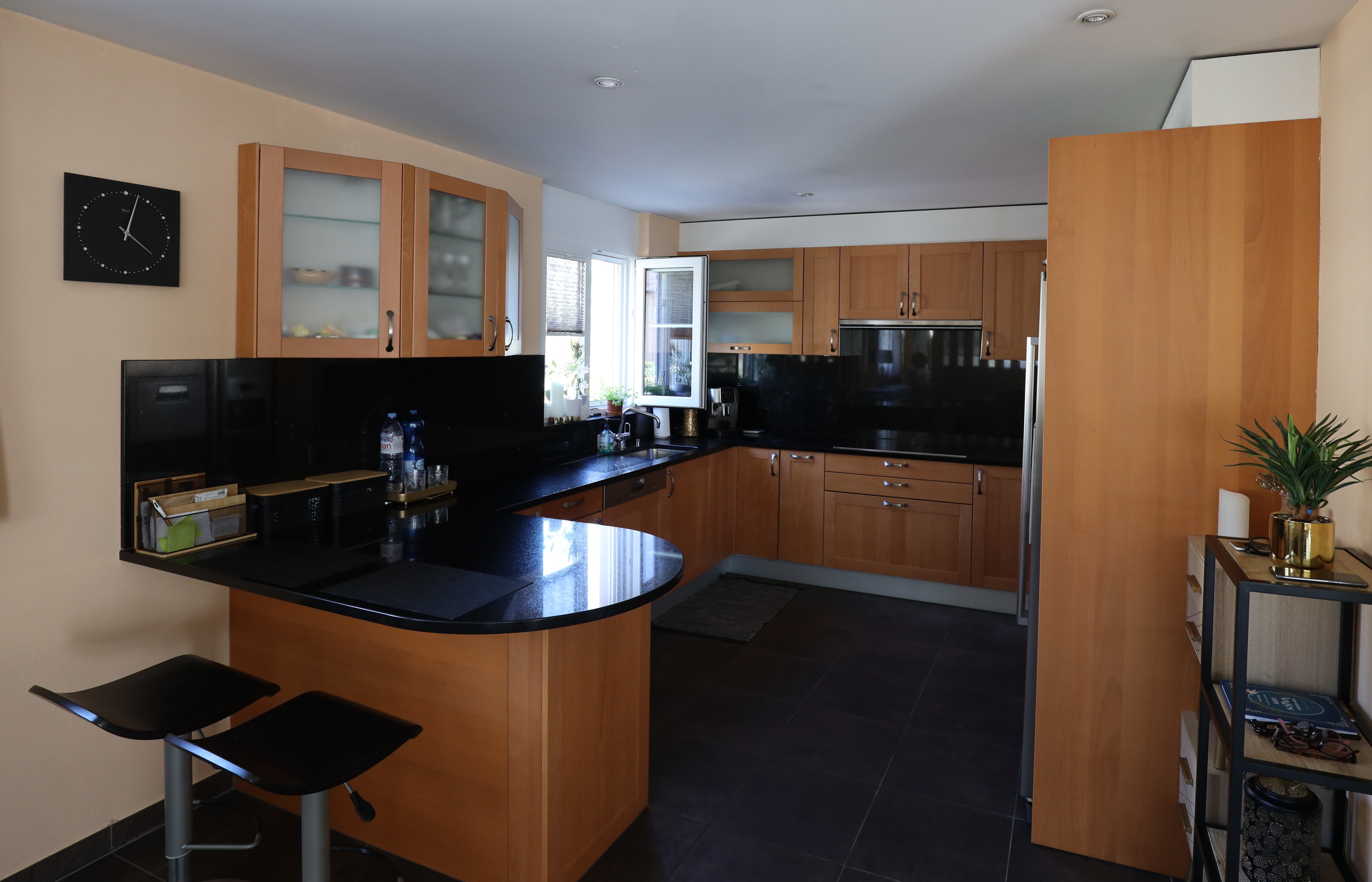 Cuisine agencée avec plan en granit  Cuisine agencée avec plan en granit