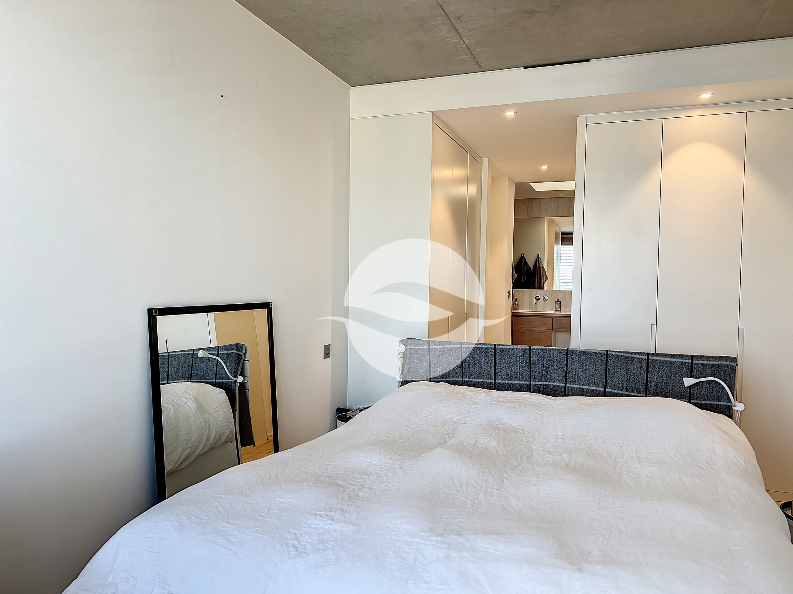 Chambre avec salle de bains en suite