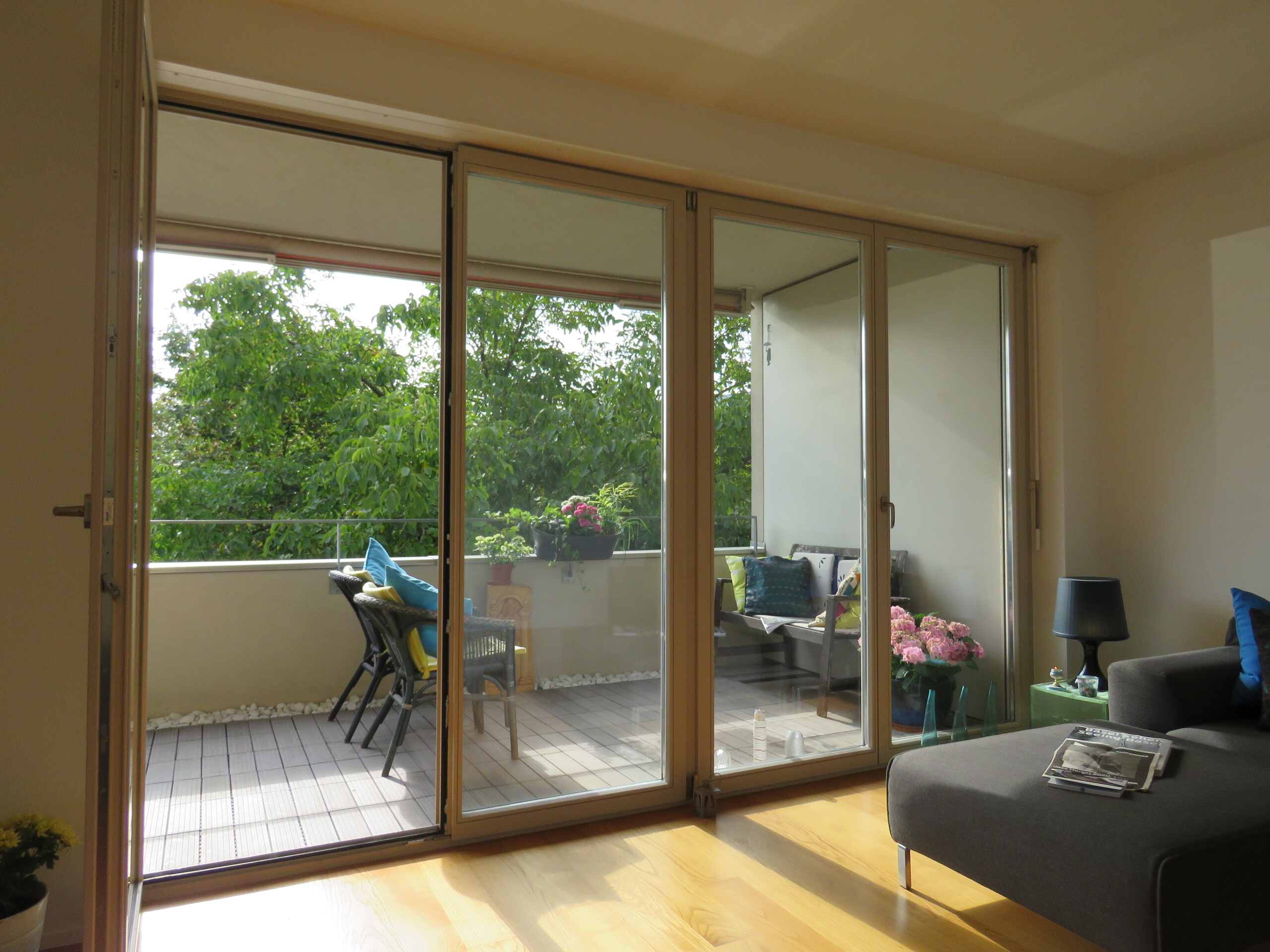 Wohnzimmer mit Blick auf Balkon