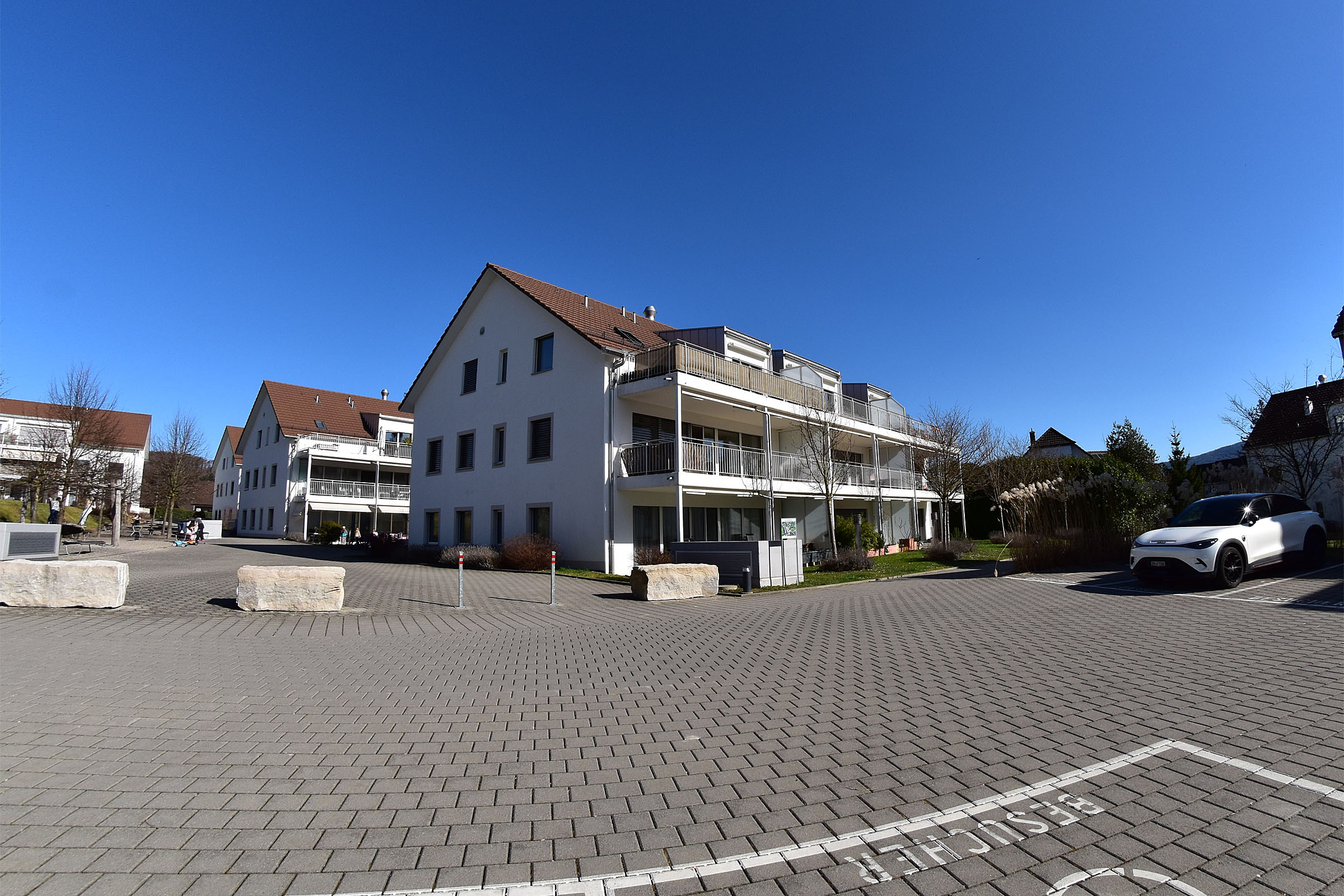 Zentrale Besucherparkplätze und Begegnungszone