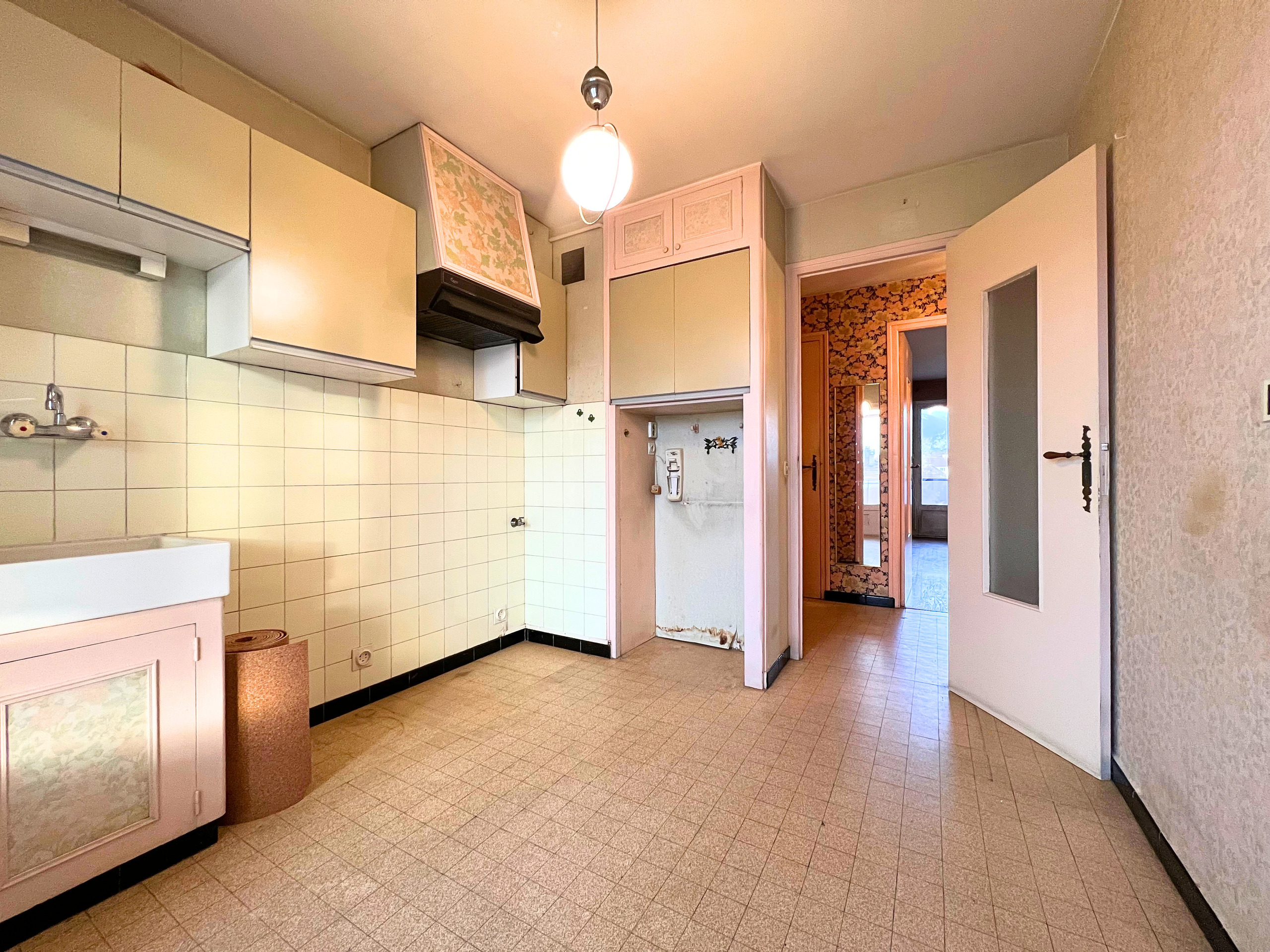 Kitchen with a porch