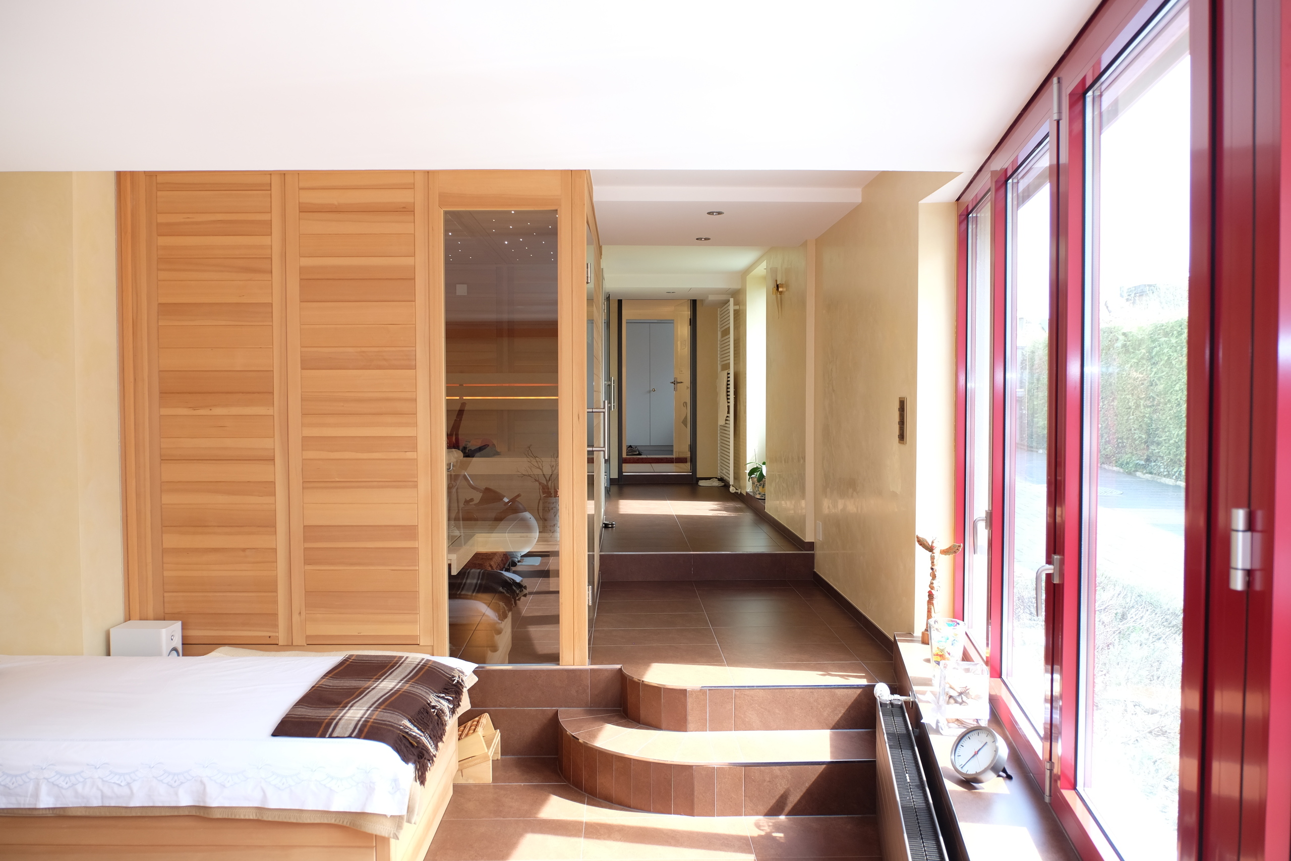 Ruheraum/Fitnessraum mit Fensterfront Ruheraum/Fitnessraum mit Fensterfront