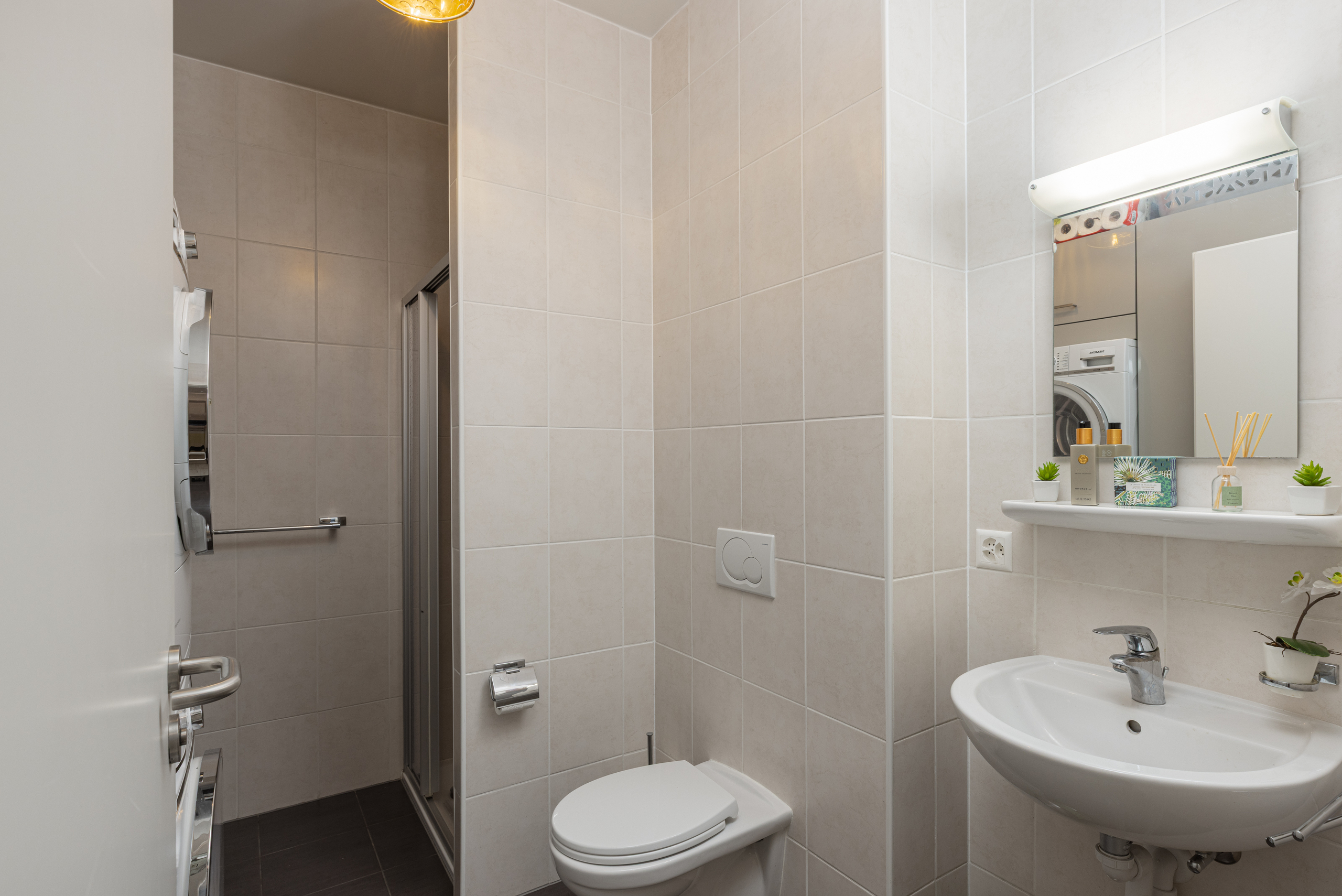 Salle de douche sous-sol avec buanderie sur-mesure