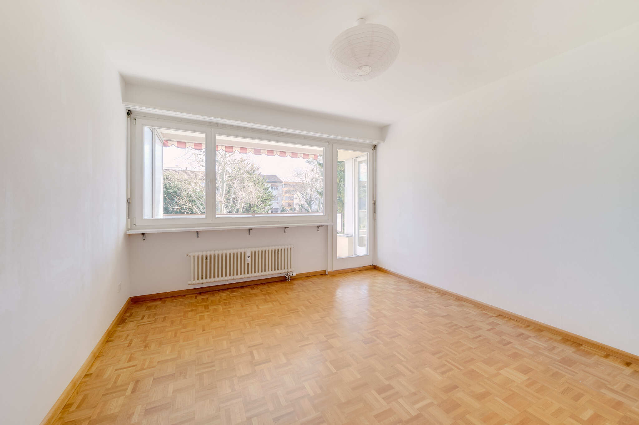 Blick ins Elternschlafzimmer mit Zugang zum Balkon