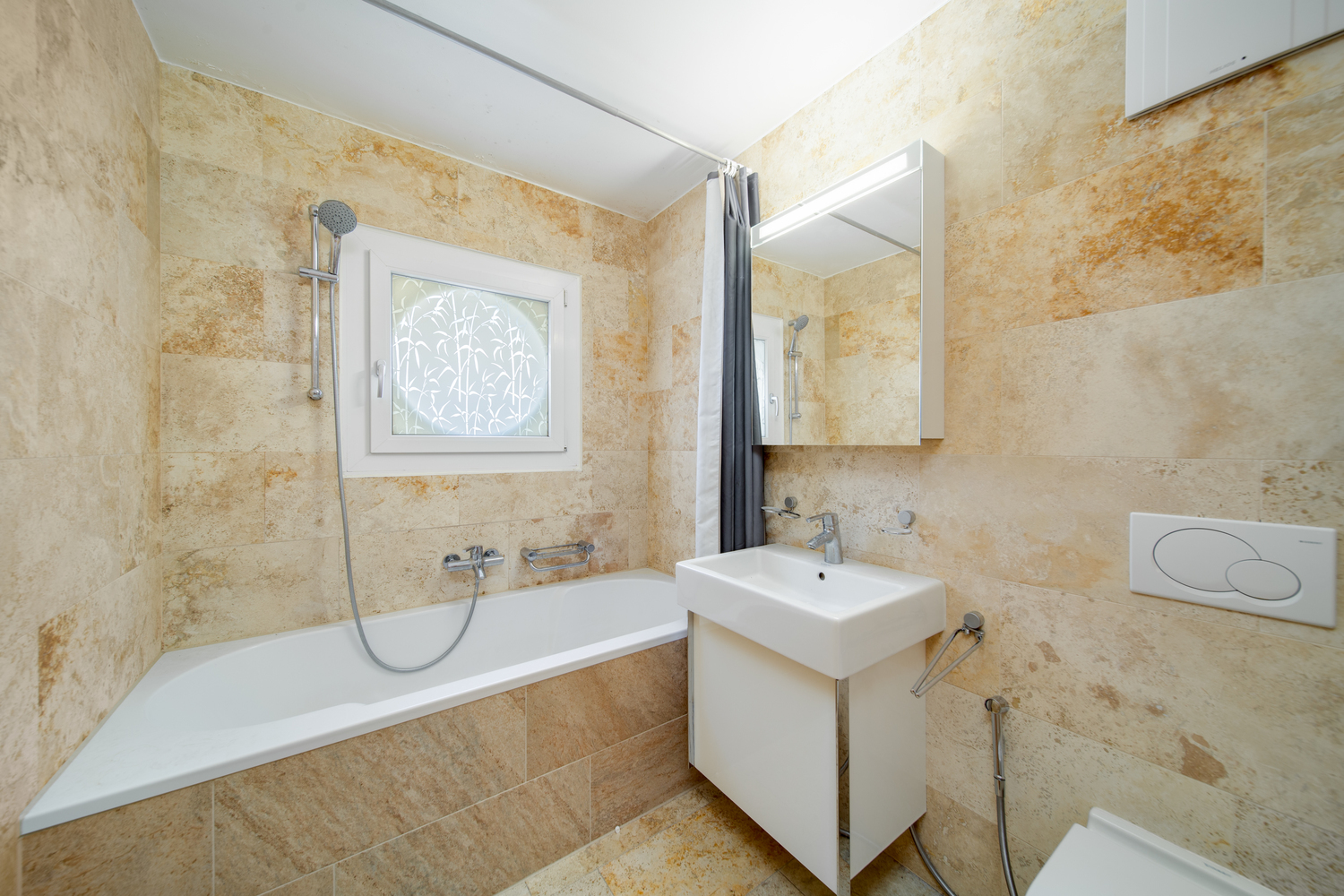 Salle de bains en suite de la chambre