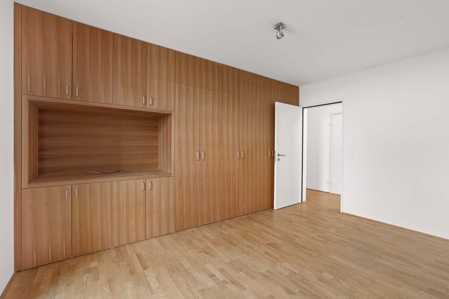 Grosses Schlafzimmer mit Schrank-Wand