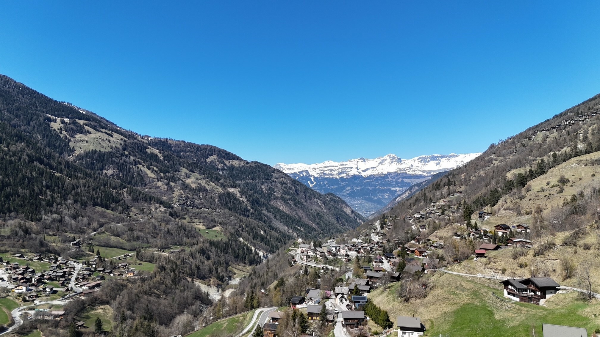 Vue dégagée et imprenable sur le fond de vallée Vue dégagée et imprenable sur le fond de vallée