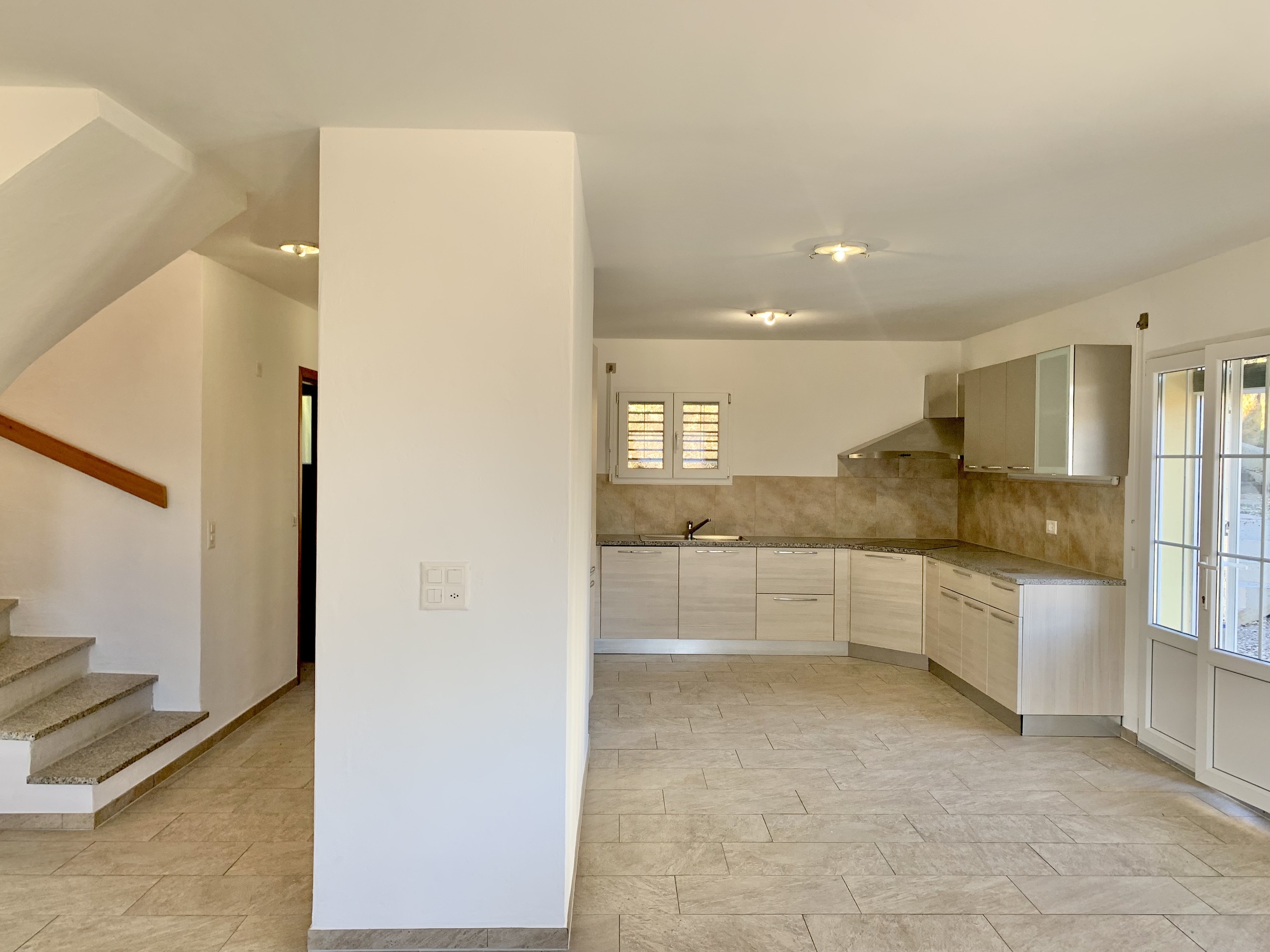 Entrée - séjour - cuisine Entrée - séjour - cuisine