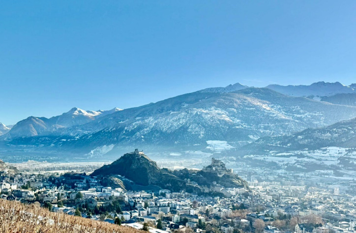 vue à couper le souffle sur les châteaux et la ville de Sion et sur les Alpes, d'Est en Ouest vue à couper le souffle sur les châteaux et la ville de Sion et sur les Alpes, d'Est en Ouest
