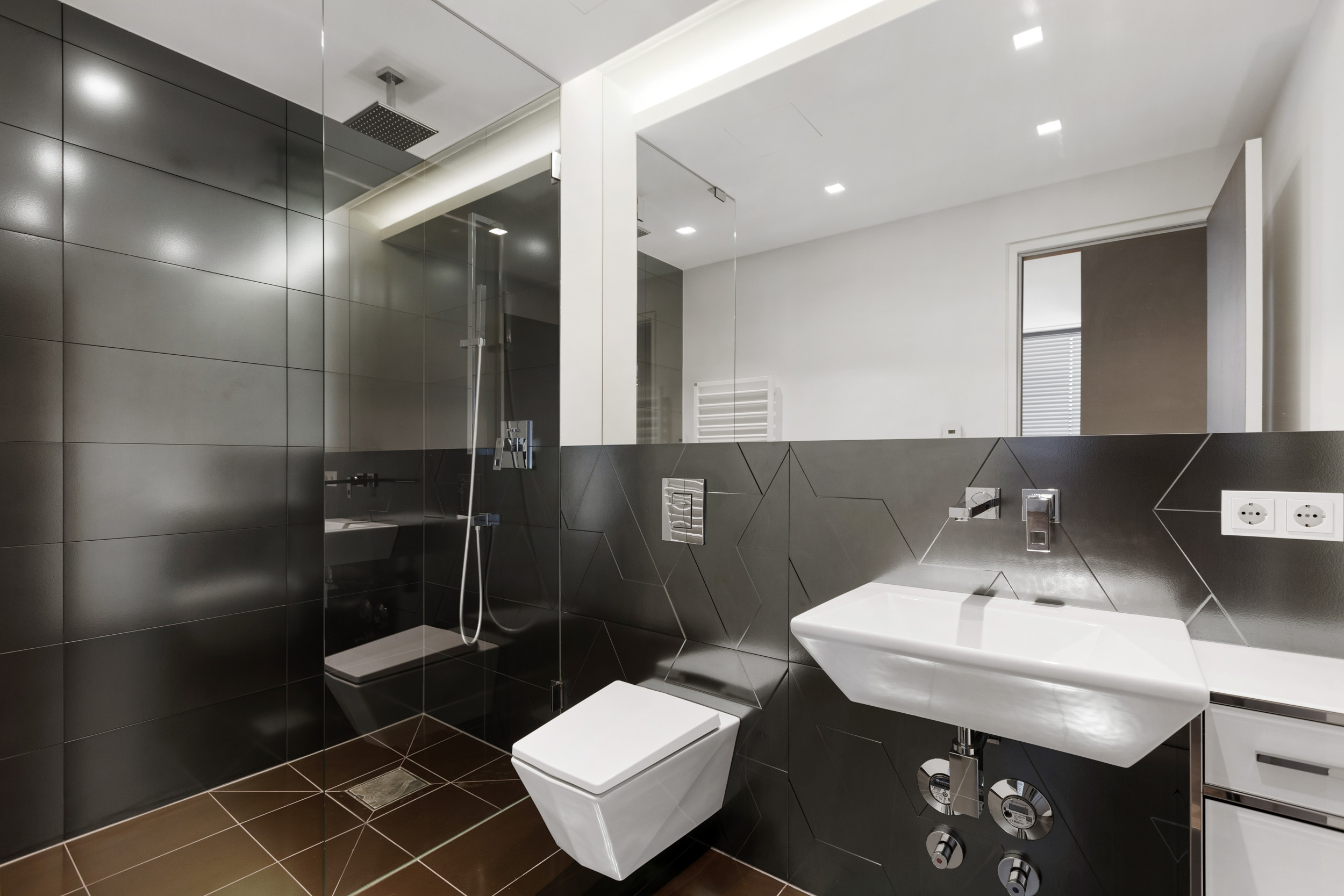 Ikonische Ästhetik: Die Libeskind-Fliesen greifen die Form-sprache der Fassade auf – geometrisch, skulputral und audrucksstark. Ikonische Ästhetik: Die Libeskind-Fliesen greifen die Form-sprache der Fassade auf – geometrisch, skulputral und audrucksstark.