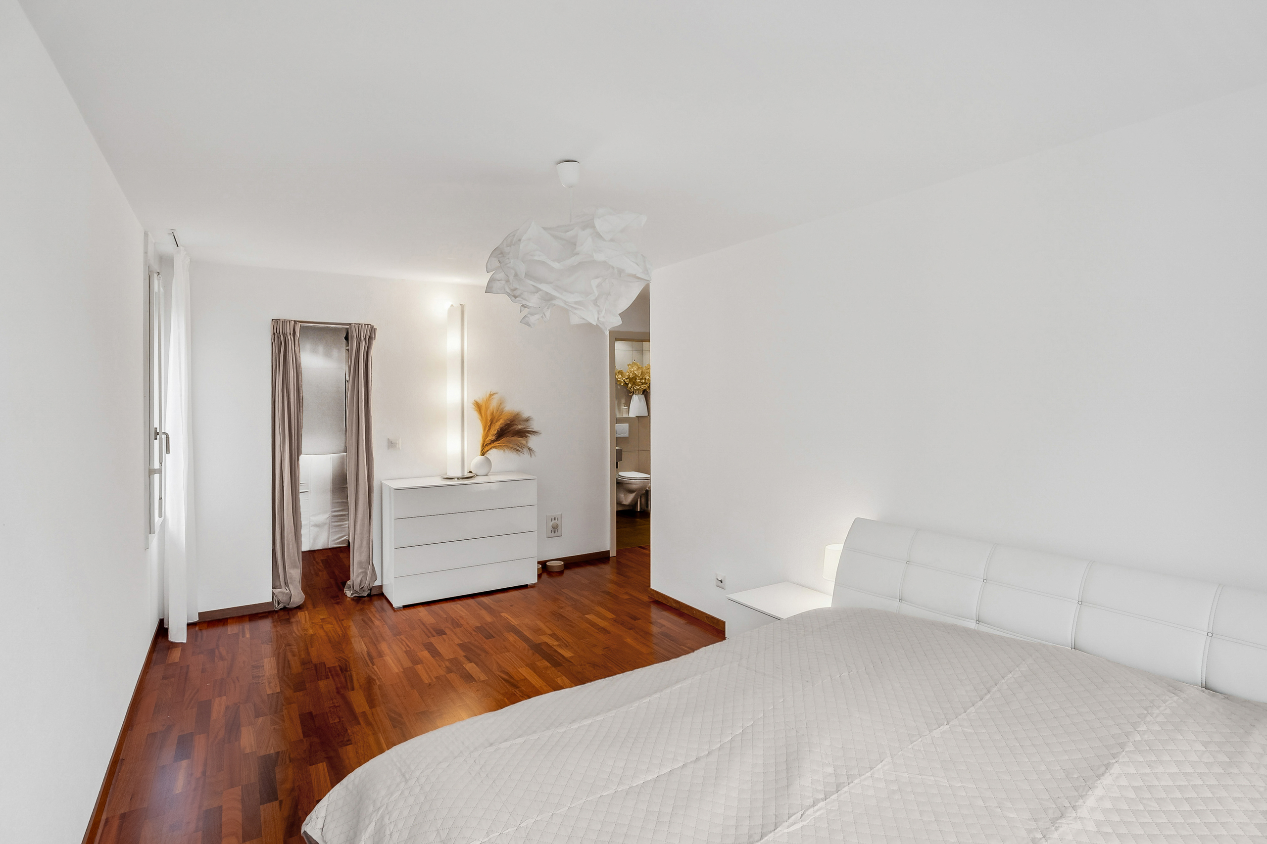 Elternsuite mit Ankleidezimmer und Bad/WC Elternsuite mit Ankleidezimmer und Bad/WC