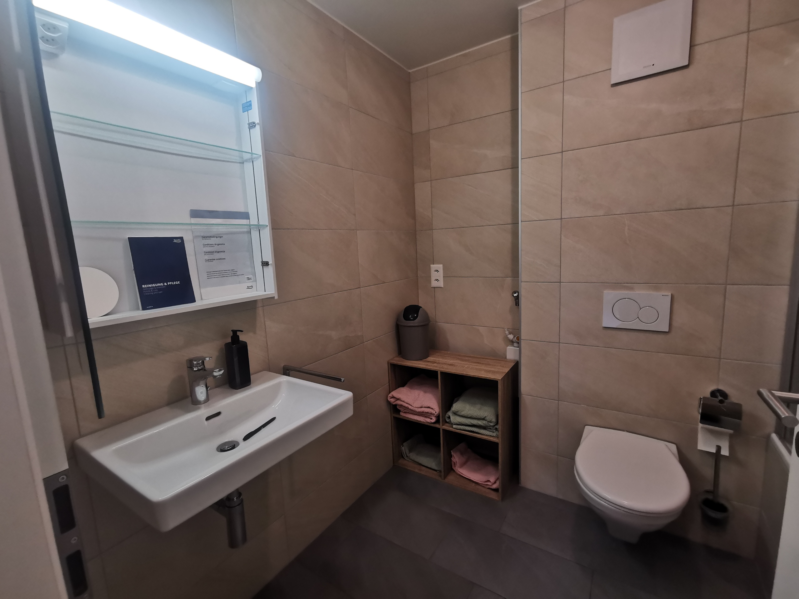 Salle de bain avec colonne de lavage