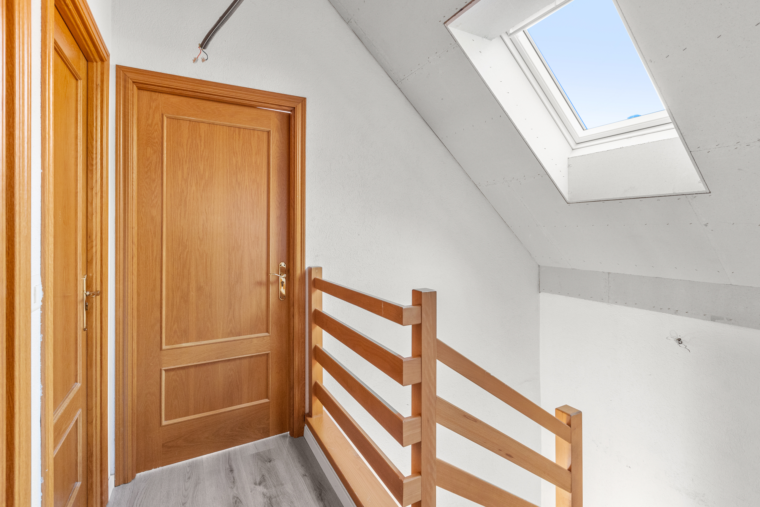 Couloir lumineux à l'étage, en l'état Couloir lumineux à l'étage, en l'état