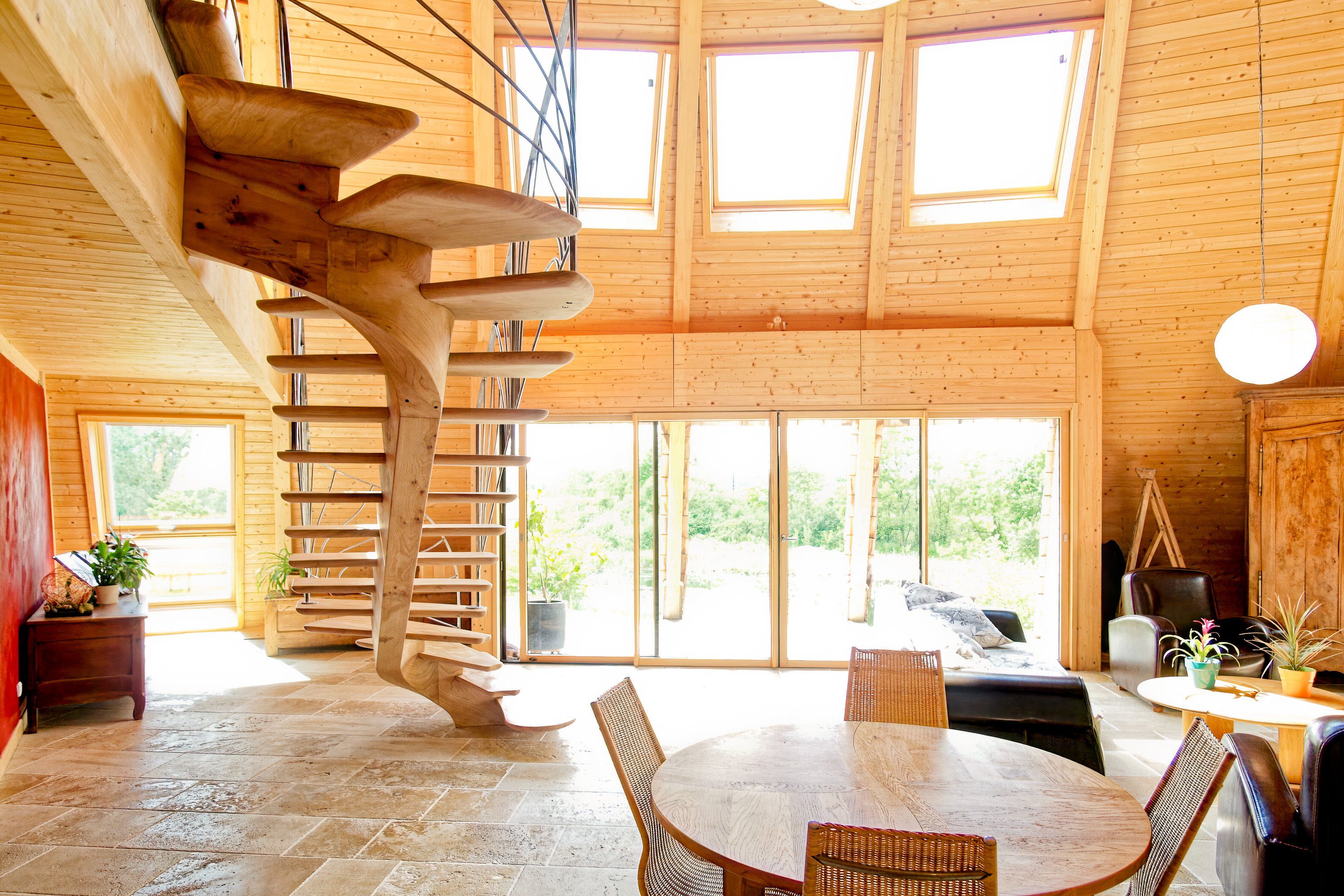 Domespace, la maison qui respecte le climat : la pièce à vivre est lumineuse et propose un grand volume.