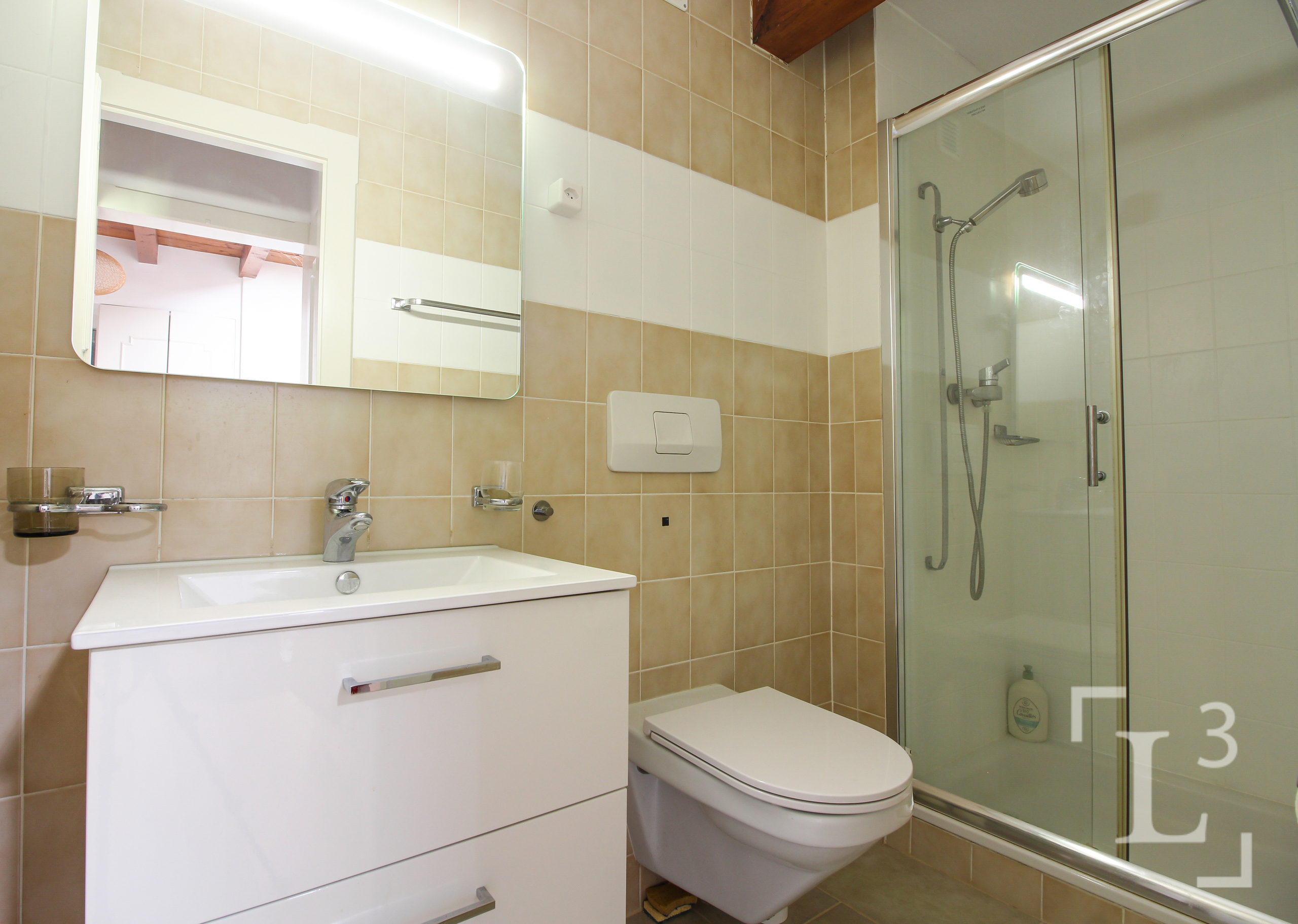 Salle de bain 3 (étage) Salle de bain 3 (étage)