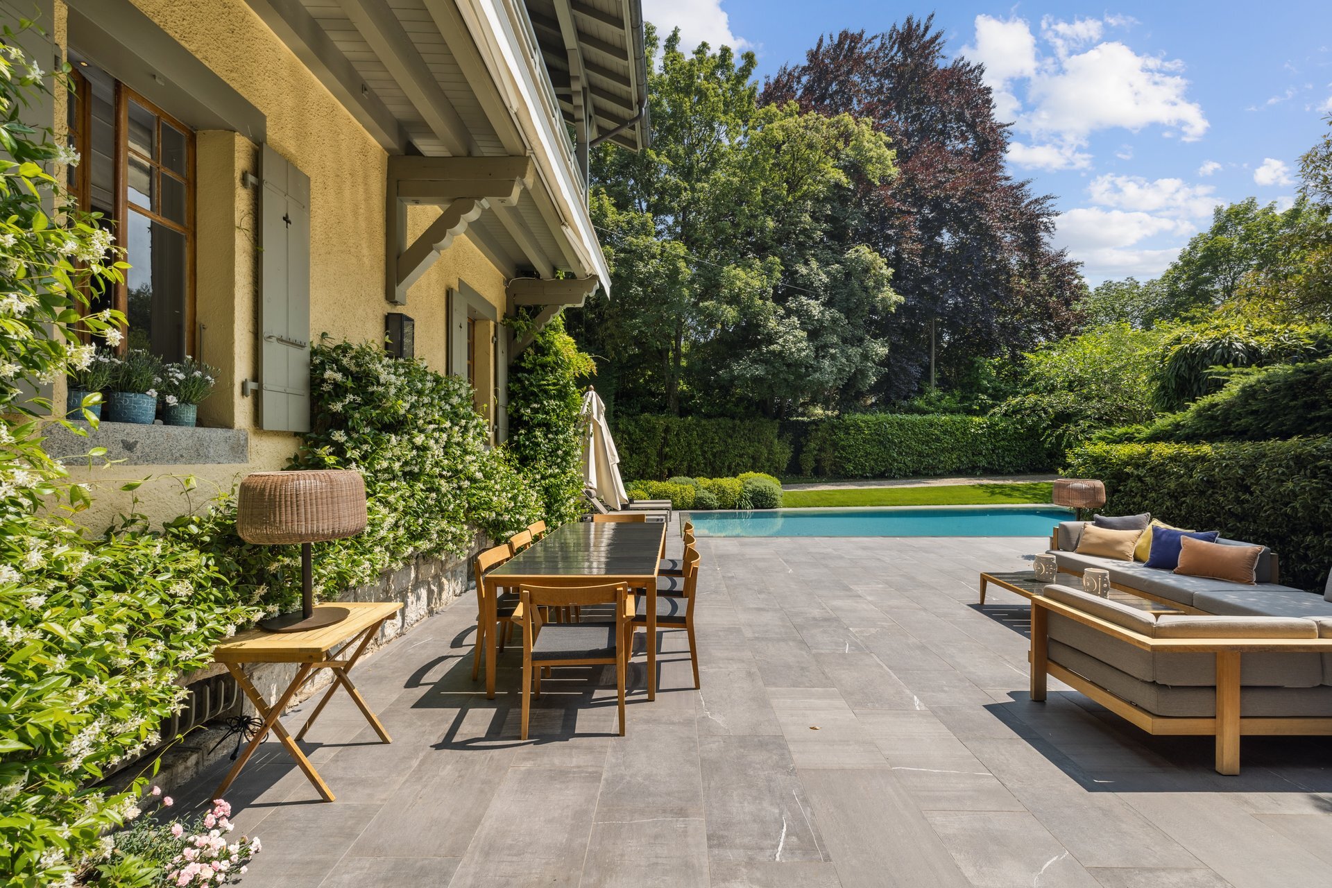 Große Terrasse mit kompletter Sommerküche und dem Pool