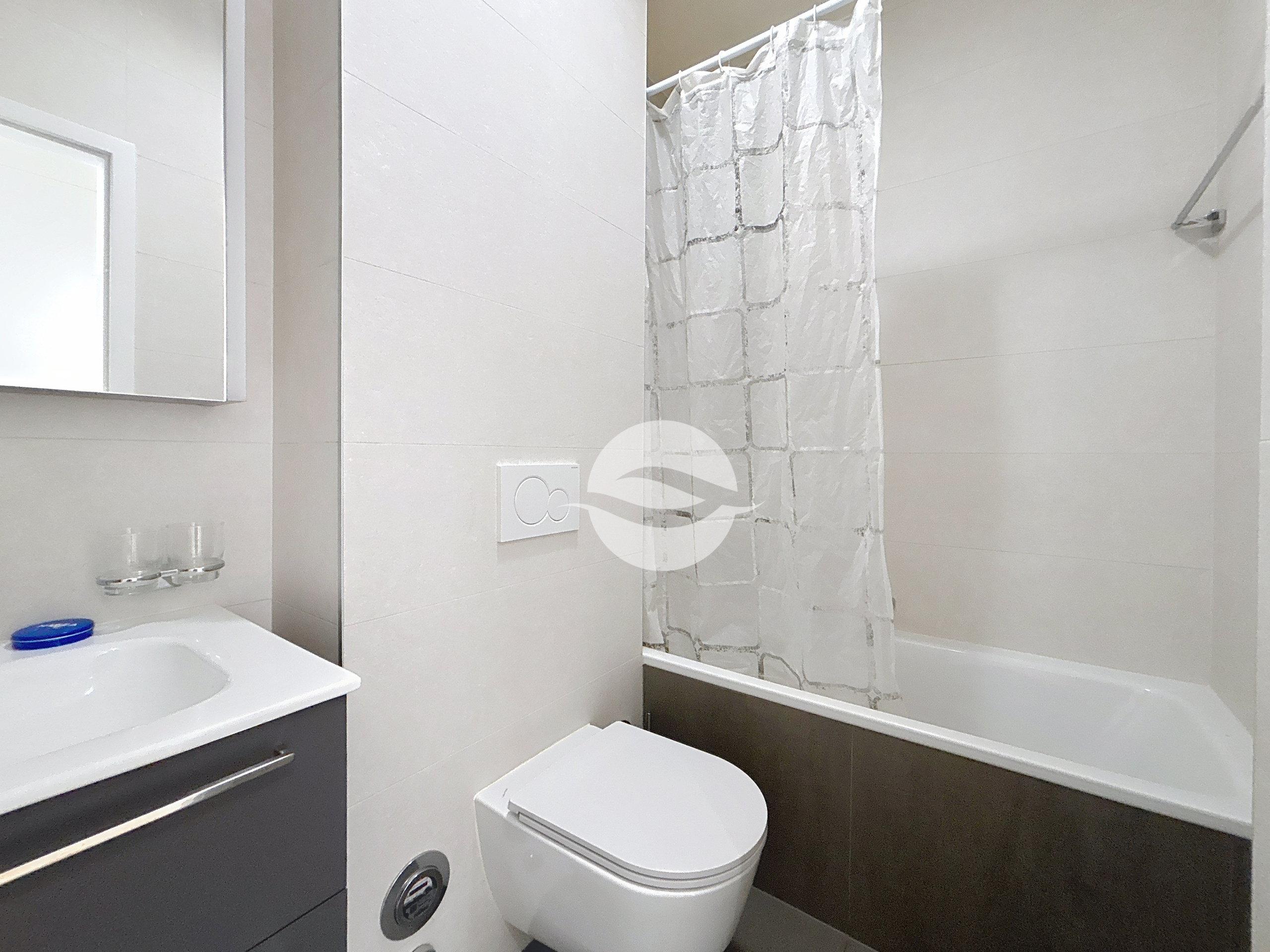 Salle de bains avec machine à laver et sèche linge Salle de bains avec machine à laver et sèche linge