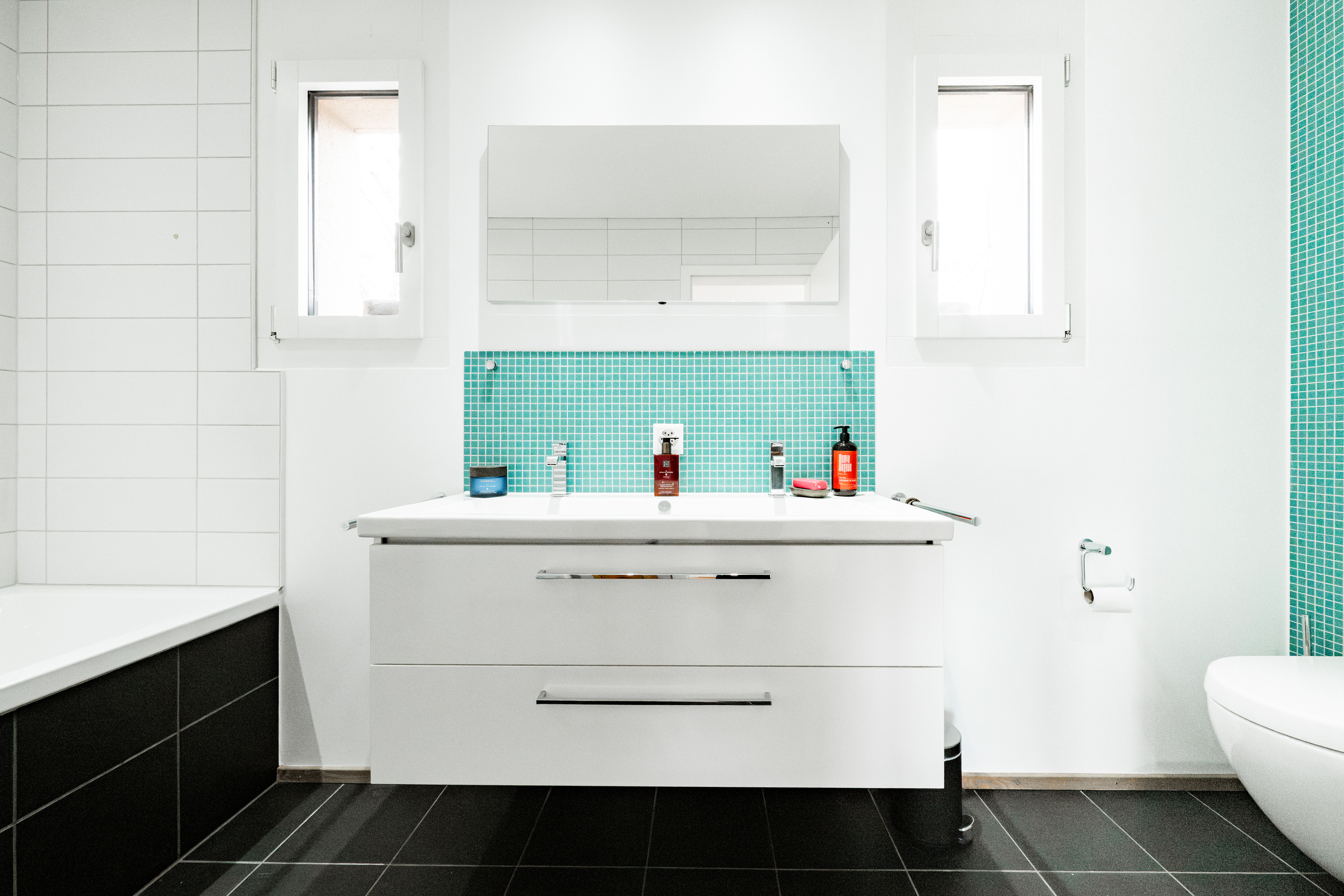 Salle de bain avec baignoire et douche