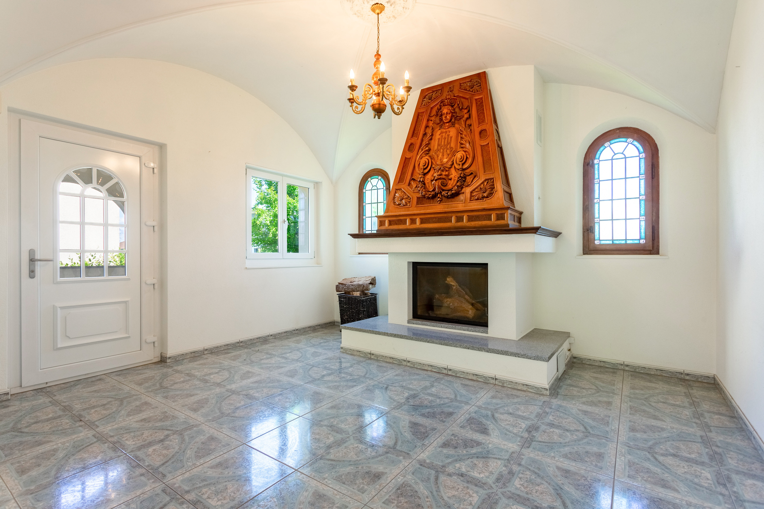 Beindruckender Kamin und einzigartigem architektonischen Stil. Beindruckender Kamin und einzigartigem architektonischen Stil.