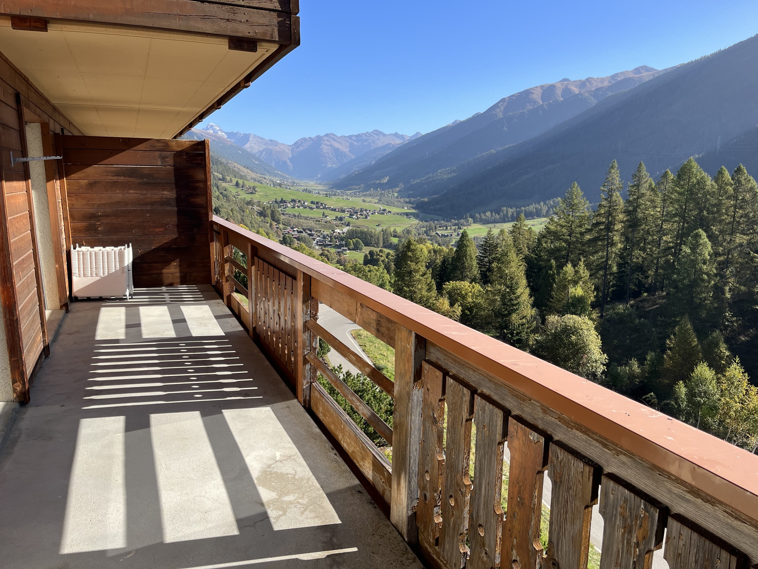 Balkon mit Sicht aufs Gomstal