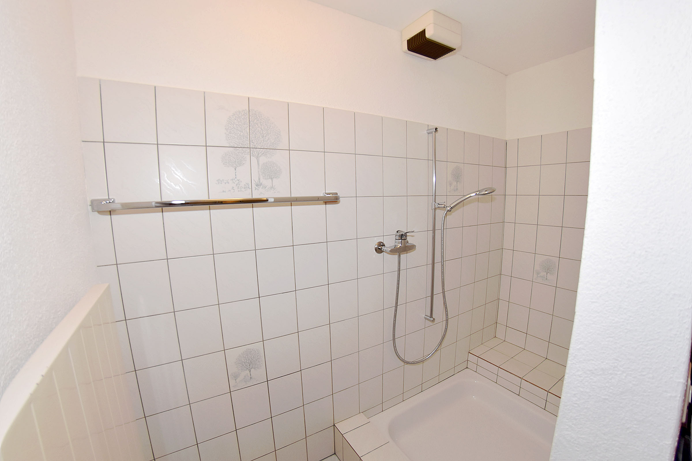 Dusche im UG (bei Mehrzweckraum) Dusche im UG (bei Mehrzweckraum)