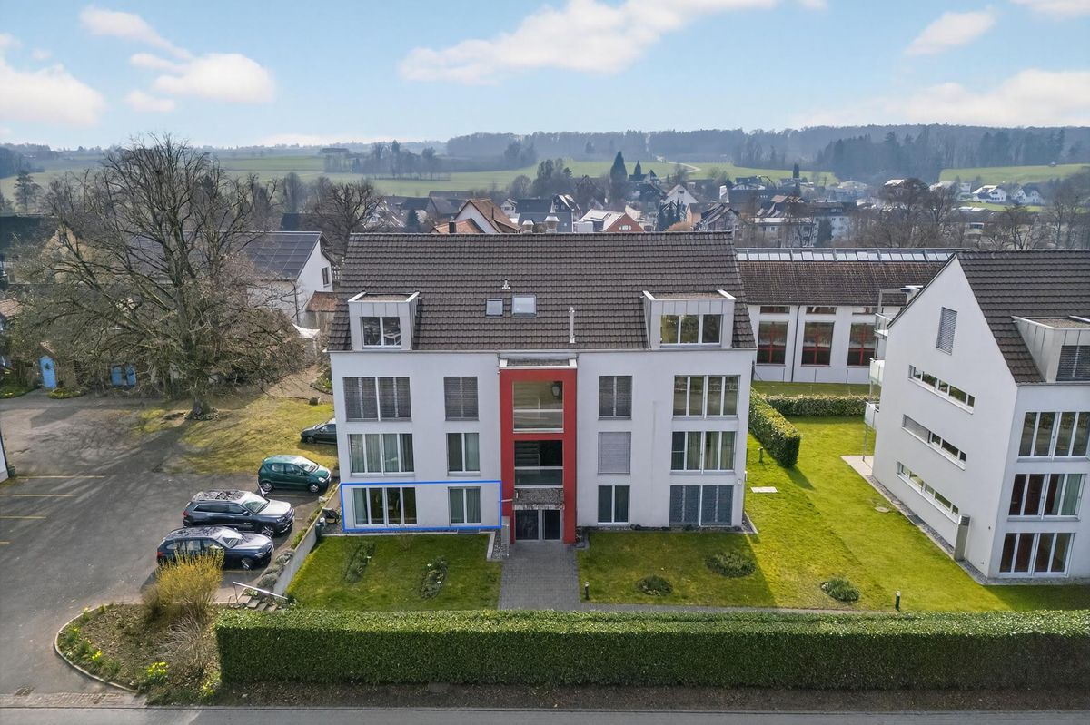 Moderne Apartments in einem gepflegten Gebäude mit Gartenansicht.