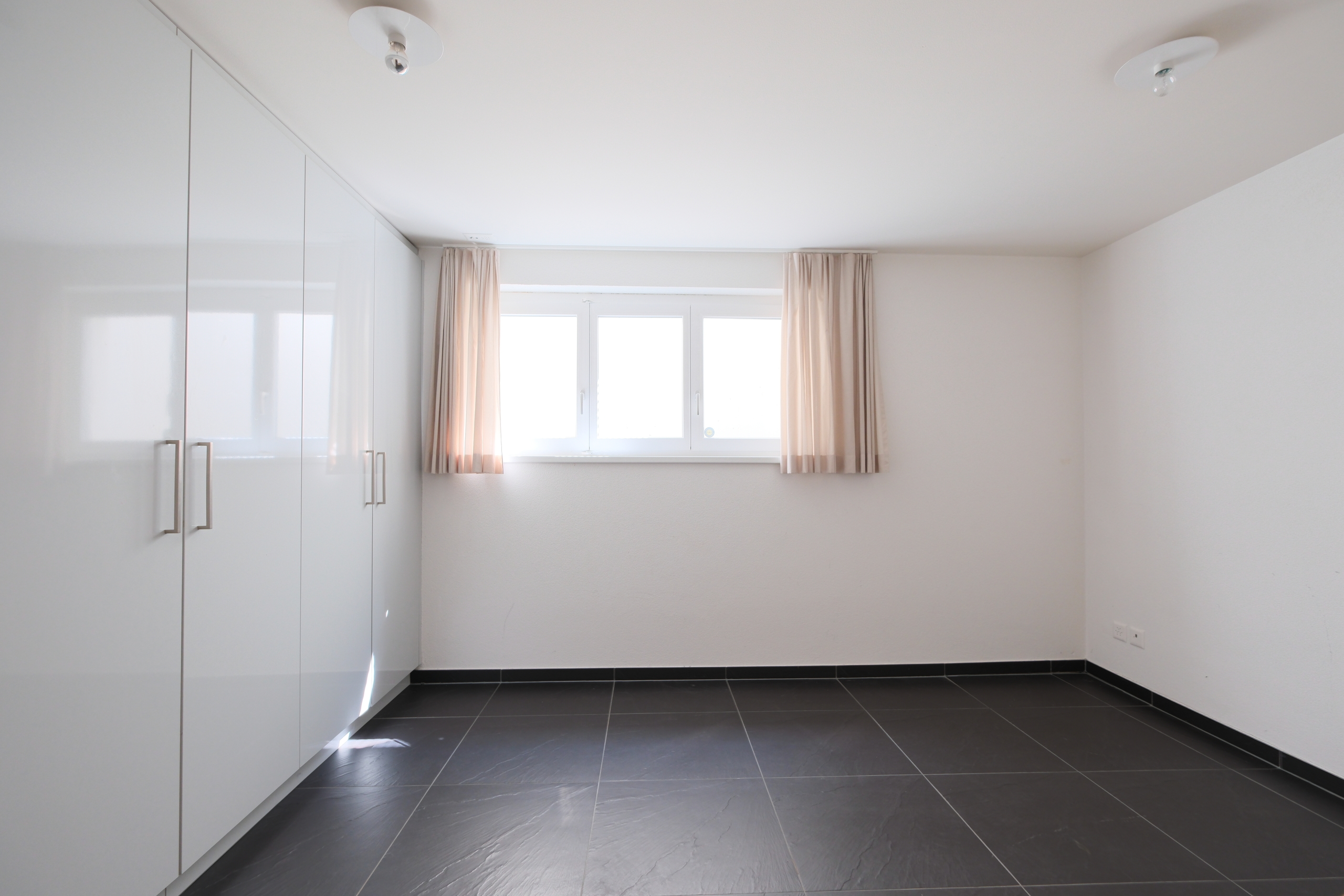 Zimmer im Untergeschoss mit Wandschränke 